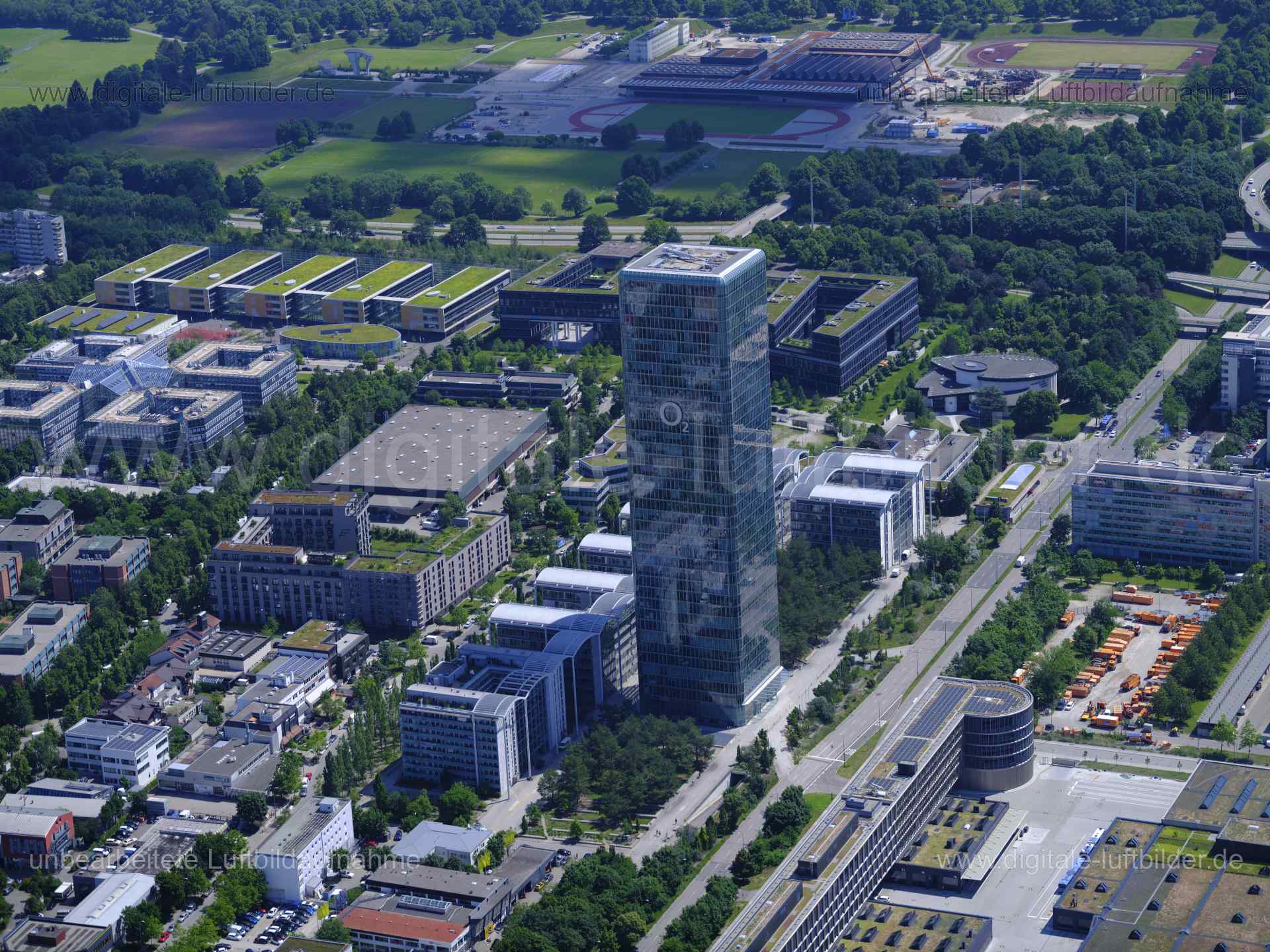 Titel: Telefonica Germany, Bildnummer: f483110, Ort / Stadt: München, (Land)Kreis: kreisfreie Stadt München, Regierungsbezirk: Oberbayern, Bundesland: Bayern, Aufnahmedatum: 14.06.2022, Schlagwörter: Luftbild, Luftbilder, Luftbildfotografie, Luftaufnahme, Luftbildaufnahme, Luftfoto, Luftbildarchiv, Luftbildsuche, Vogelperspektive, Vogelansicht, Deutschland, , Telefonica Germany GmbH & Co. OHG, Hochhaus, Glasfassade, Gärnterstraße, Hans-Bunte-Straße, Monat: Juni, Jahreszeit: Sommer, Tageszeit: Vo