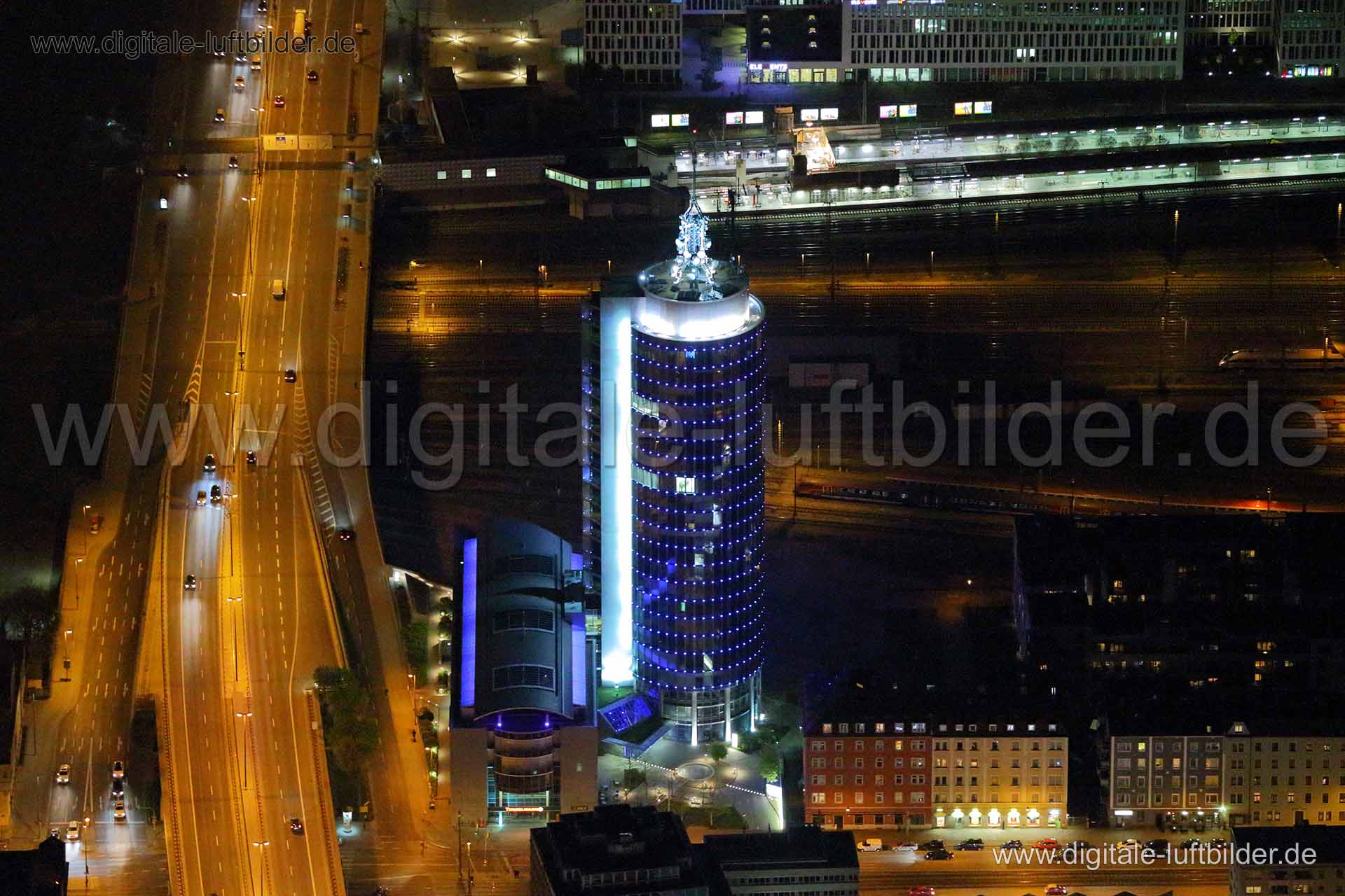 Titel: Turm, Bildnummer: c097840, Ort / Stadt: München, (Land)Kreis: kreisfreie Stadt München, Regierungsbezirk: Oberbayern, Bundesland: Bayern, Aufnahmedatum: 09.04.2014, Schlagwörter: Luftbild, Luftbilder, Luftbildfotografie, Luftaufnahme, Luftbildaufnahme, Luftfoto, Vogelperspektive, Vogelansicht, Deutschland, Schräg- und Senkrecht-Luftaufnahmen, Orthofotografie, Turm, Architektur, Hauptbahnhof, Hochhaus, Bahnhof, Monat: April, Jahreszeit: Frühling, Tageszeit: Nacht, Jahr: 2014, Flug ID: 2014