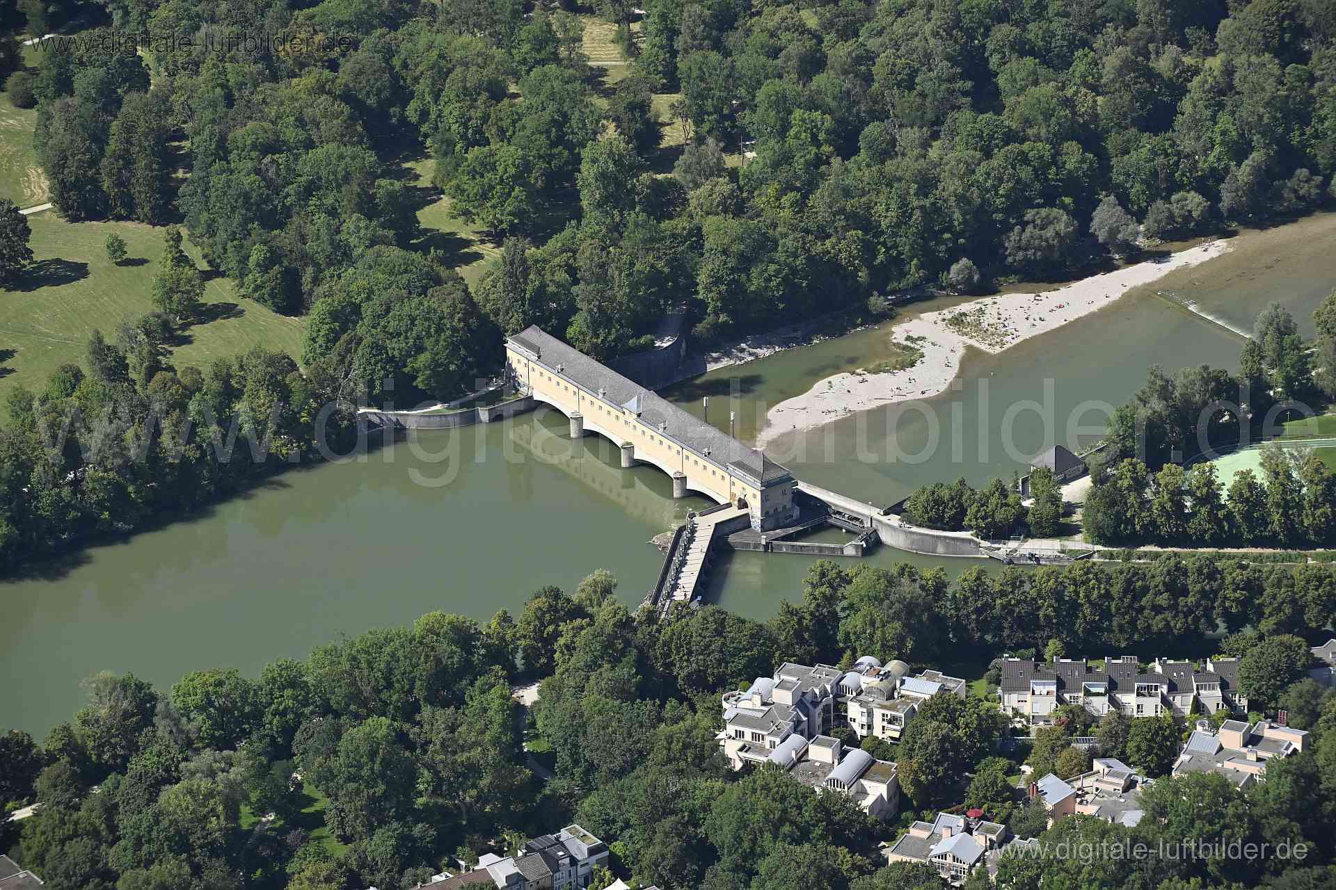 Titel: Wehranlage Oberföhring, Bildnummer: n513940, Ort / Stadt: München, (Land)Kreis: kreisfreie Stadt München, Regierungsbezirk: Oberbayern, Bundesland: Bayern, Aufnahmedatum: 11.08.2023, Schlagwörter: Deutschland, , Wehranlage Oberföhring, Staustufe, Fluss, Gewässer, Stauwehr, Wehr, Monat: August, Jahreszeit: Sommer, Tageszeit: Vormittag / Mittag, Jahr: 2023, Flug ID: 20230811, Bildstatus: unbearbeitetes Rohbild, Bildabmessung: 8256 x 5504 Pixel, Fotograf & Copyright: Oliver Acker