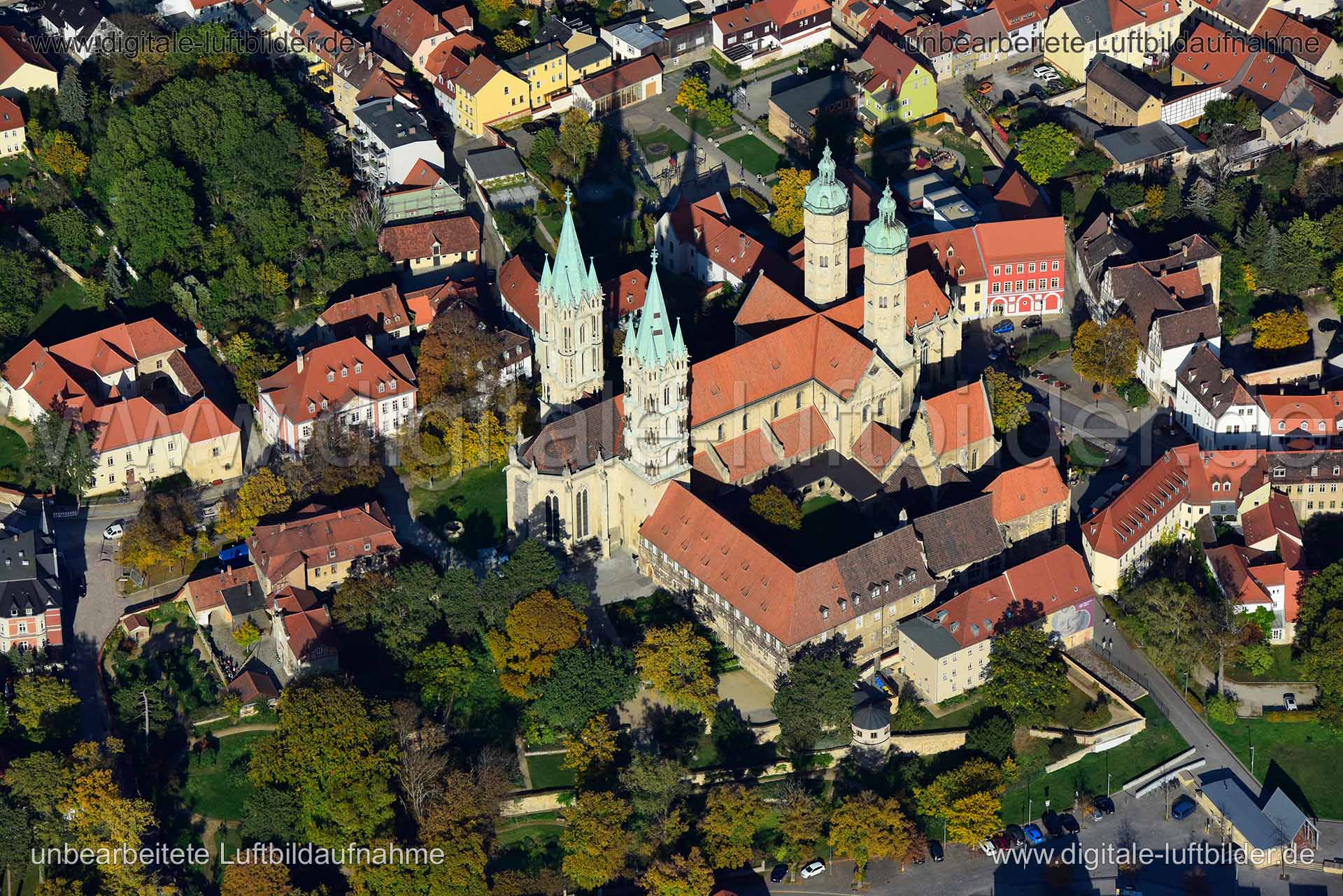 Titel: Naumburger Dom, Bildnummer: n355300, Ort / Stadt: Naumburg, (Land)Kreis: Landkreis Burgenlandkreis, Regierungsbezirk: Sachsen-Anhalt, Bundesland: Sachsen-Anhalt, Aufnahmedatum: 14.10.2019, Schlagwörter: Luftbild, Luftbilder, Luftbildfotografie, Luftaufnahme, Luftbildaufnahme, Luftfoto, Vogelperspektive, Vogelansicht, Deutschland, Schräg- und Senkrecht-Luftaufnahmen, Orthofotografie, Naumburger Dom, Kirche, Gotteshaus, Kirchturm, Kirchtürme, Kirchturmspitze, Schatzkammer Naumburger Dom, Do
