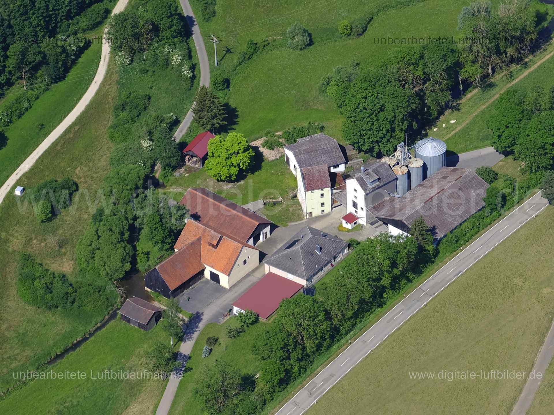 Titel: Kohlmühle, Bildnummer: f480791, Ort / Stadt: Nennslingen, (Land)Kreis: Landkreis Weißenburg-Gunzenhausen, Regierungsbezirk: Mittelfranken, Bundesland: Bayern, Aufnahmedatum: 14.06.2022, Schlagwörter: Luftbild, Luftbilder, Luftbildfotografie, Luftaufnahme, Luftbildaufnahme, Luftfoto, Luftbildarchiv, Luftbildsuche, Vogelperspektive, Vogelansicht, Deutschland, , Kohlmühle, Monat: Juni, Jahreszeit: Sommer, Tageszeit: Vormittag / Mittag, Jahr: 2022, Flug ID: 20220614, Bildstatus: farblich ange