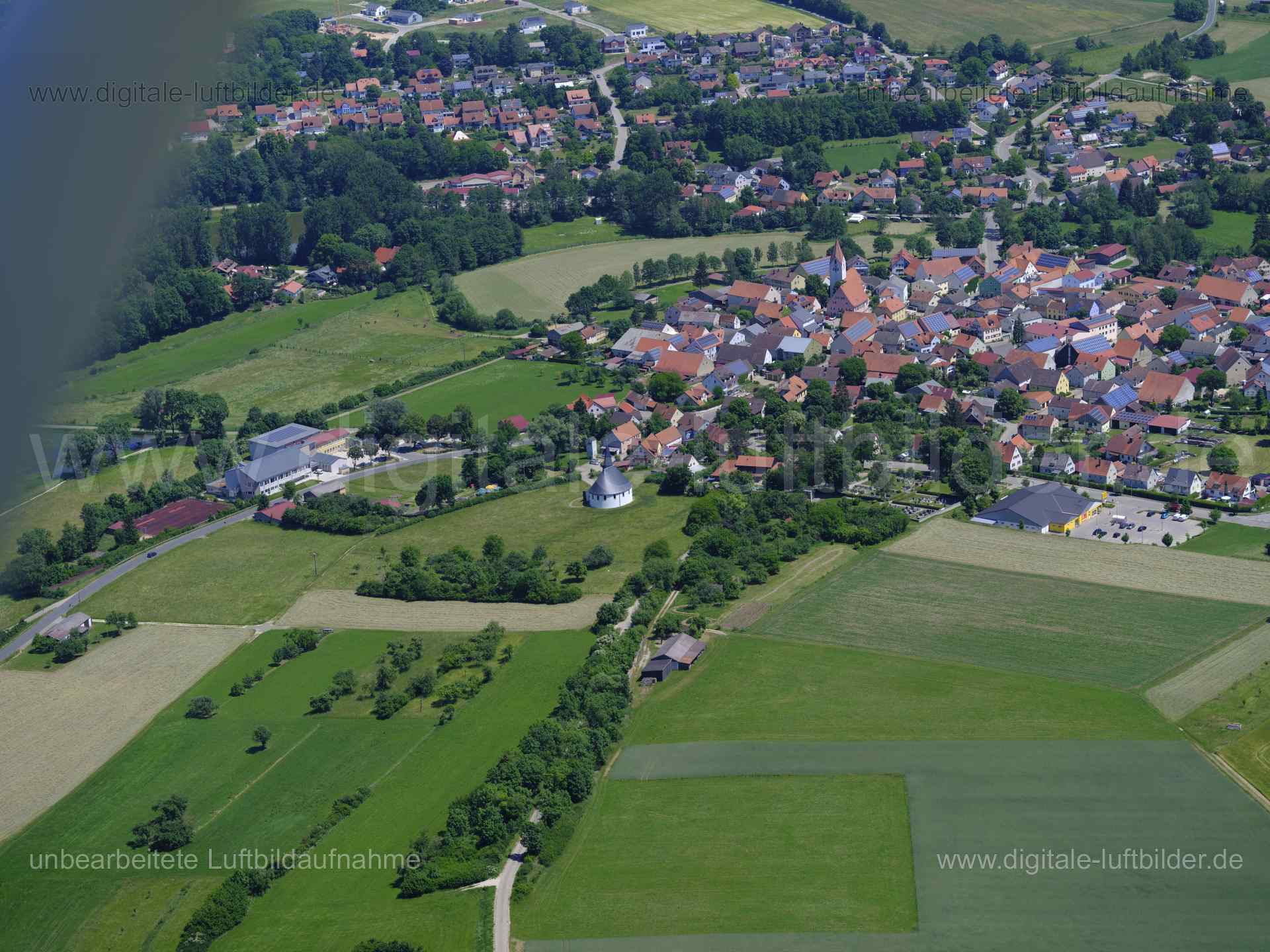 Titel: Nennslingen, Bildnummer: f484110, Ort / Stadt: Nennslingen, (Land)Kreis: Landkreis Weißenburg-Gunzenhausen, Regierungsbezirk: Mittelfranken, Bundesland: Bayern, Aufnahmedatum: 14.06.2022, Schlagwörter: Luftbild, Luftbilder, Luftbildfotografie, Luftaufnahme, Luftbildaufnahme, Luftfoto, Luftbildarchiv, Luftbildsuche, Vogelperspektive, Vogelansicht, Deutschland, , Nennslingen, Maria Namen Kirche, Monat: Juni, Jahreszeit: Sommer, Tageszeit: Vormittag / Mittag, Jahr: 2022, Flug ID: 20220614, B