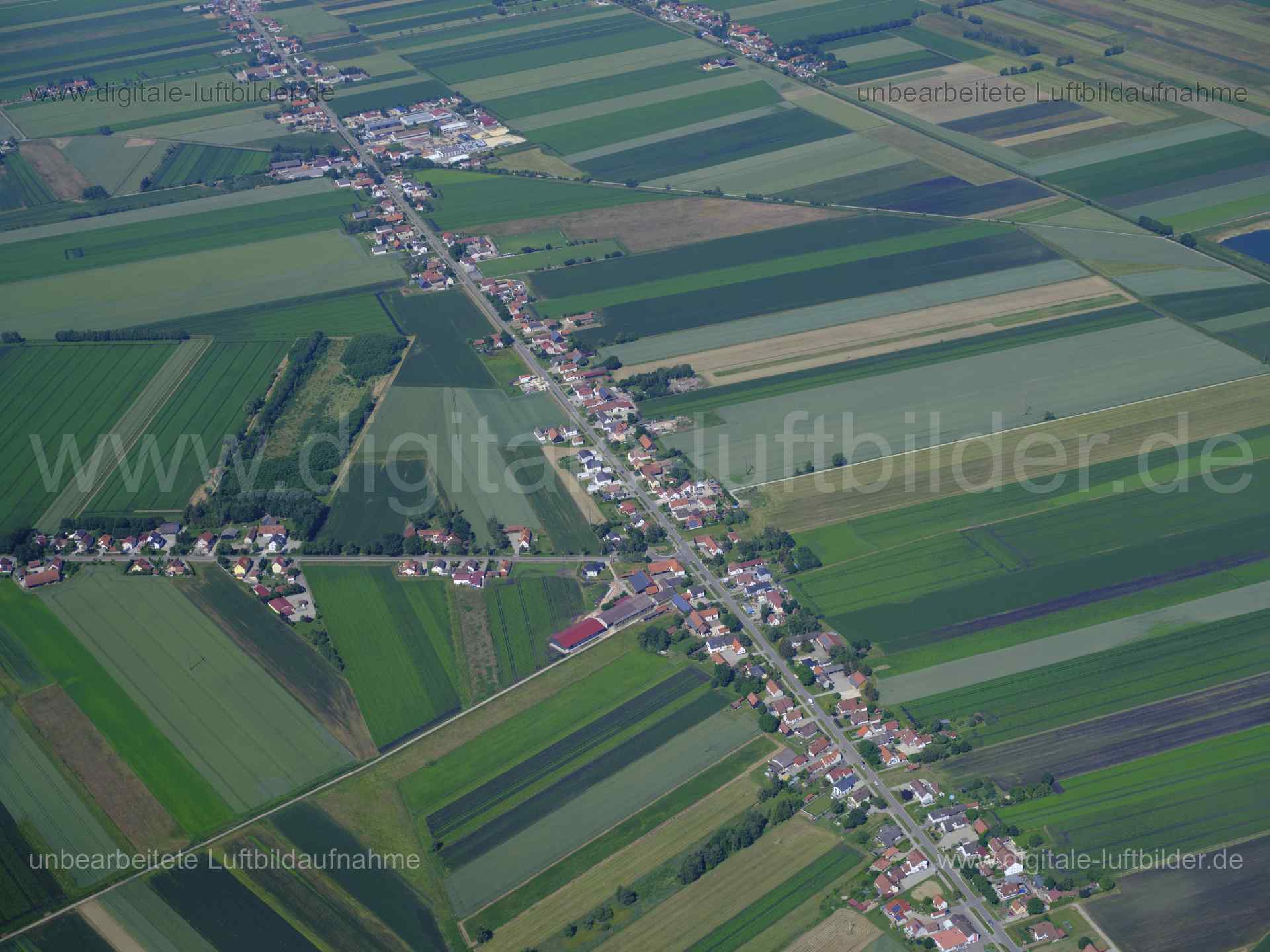 Titel: Karlshuld, Bildnummer: f481160, Ort / Stadt: Neuburg an der Donau, (Land)Kreis: Landkreis Neuburg an der Donau, Regierungsbezirk: Oberbayern, Bundesland: Bayern, Aufnahmedatum: 14.06.2022, Schlagwörter: Luftbild, Luftbilder, Luftbildfotografie, Luftaufnahme, Luftbildaufnahme, Luftfoto, Luftbildarchiv, Luftbildsuche, Vogelperspektive, Vogelansicht, Deutschland, , Karlshuld, Acker, Äcker, Landwirtschaft, Neuburg an der Donau, Monat: Juni, Jahreszeit: Sommer, Tageszeit: Vormittag / Mittag, J