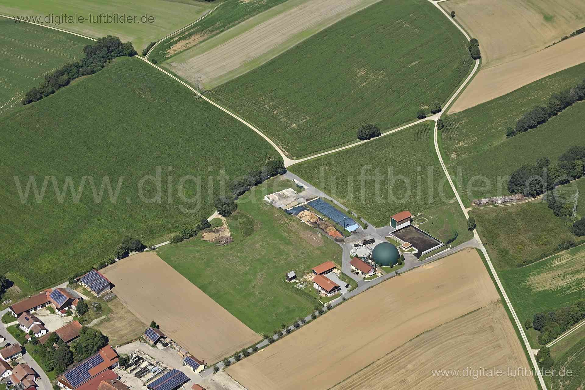 Titel: Ettenkofen, Bildnummer: n511500, Ort / Stadt: Neufahrn, (Land)Kreis: Landkreis Landshut, Regierungsbezirk: Niederbayern, Bundesland: Bayern, Aufnahmedatum: 11.08.2023, Schlagwörter: Deutschland, , Ettenkofen, Biogasanlage, Energiegewinnung, erneuerbare Energien, Monat: August, Jahreszeit: Sommer, Tageszeit: Vormittag / Mittag, Jahr: 2023, Flug ID: 20230811, Bildstatus: unbearbeitetes Rohbild, Bildabmessung: 8256 x 5504 Pixel, Fotograf & Copyright: Oliver Acker