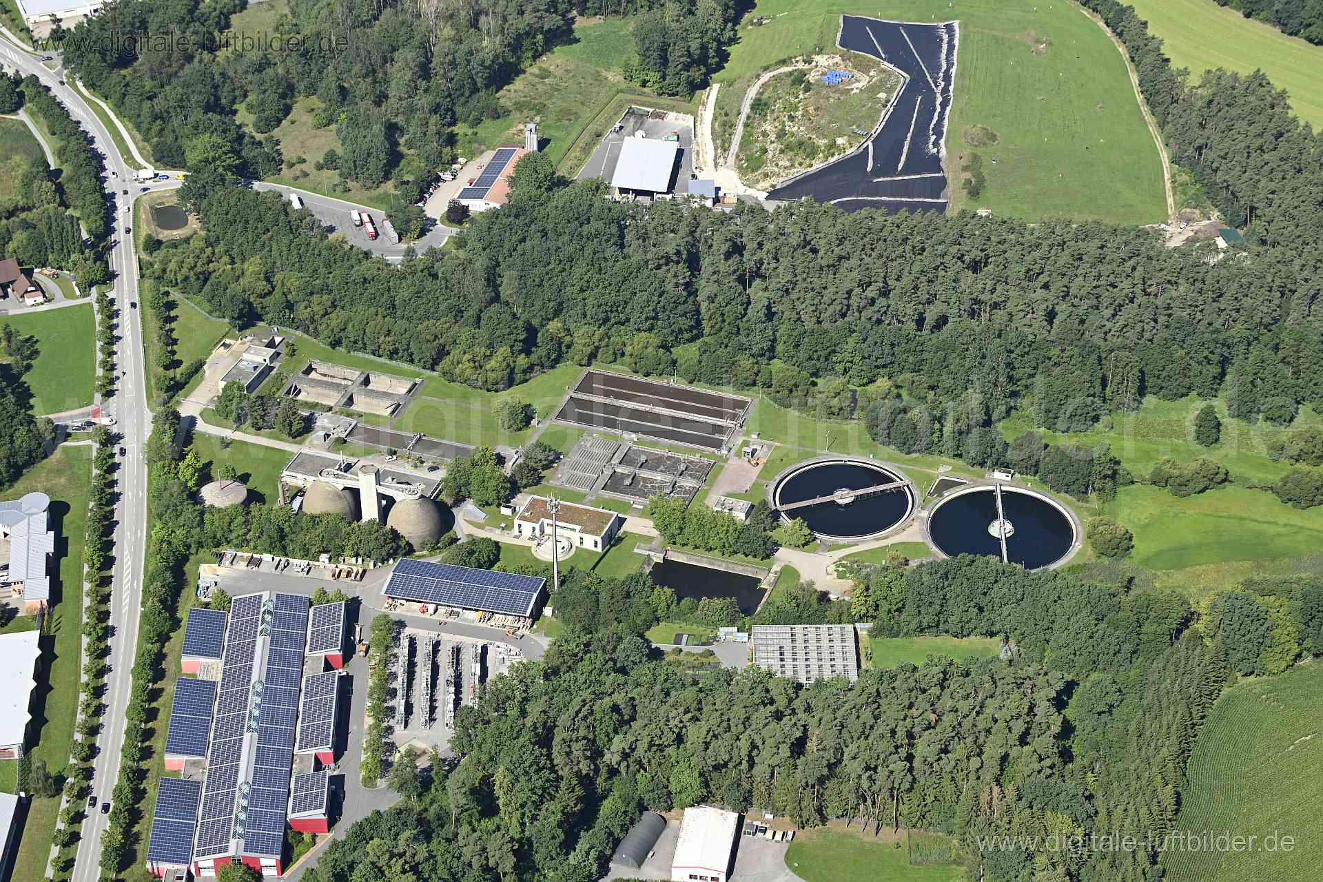 Titel: Klärwerk, Bildnummer: n510740, Ort / Stadt: Neumarkt i.d. Oberpfalz, (Land)Kreis: Landkreis Neumarkt in der Oberpfalz, Regierungsbezirk: Oberpfalz, Bundesland: Bayern, Aufnahmedatum: 11.08.2023, Schlagwörter: Deutschland, , Klärwerk, Klärbecken, Klärschlamm, Industrieanlage, Wertstoffhof Biomenhof, Monat: August, Jahreszeit: Sommer, Tageszeit: Vormittag / Mittag, Jahr: 2023, Flug ID: 20230811, Bildstatus: unbearbeitetes Rohbild, Bildabmessung: 8256 x 5504 Pixel, Fotograf & Copyright: Oliv