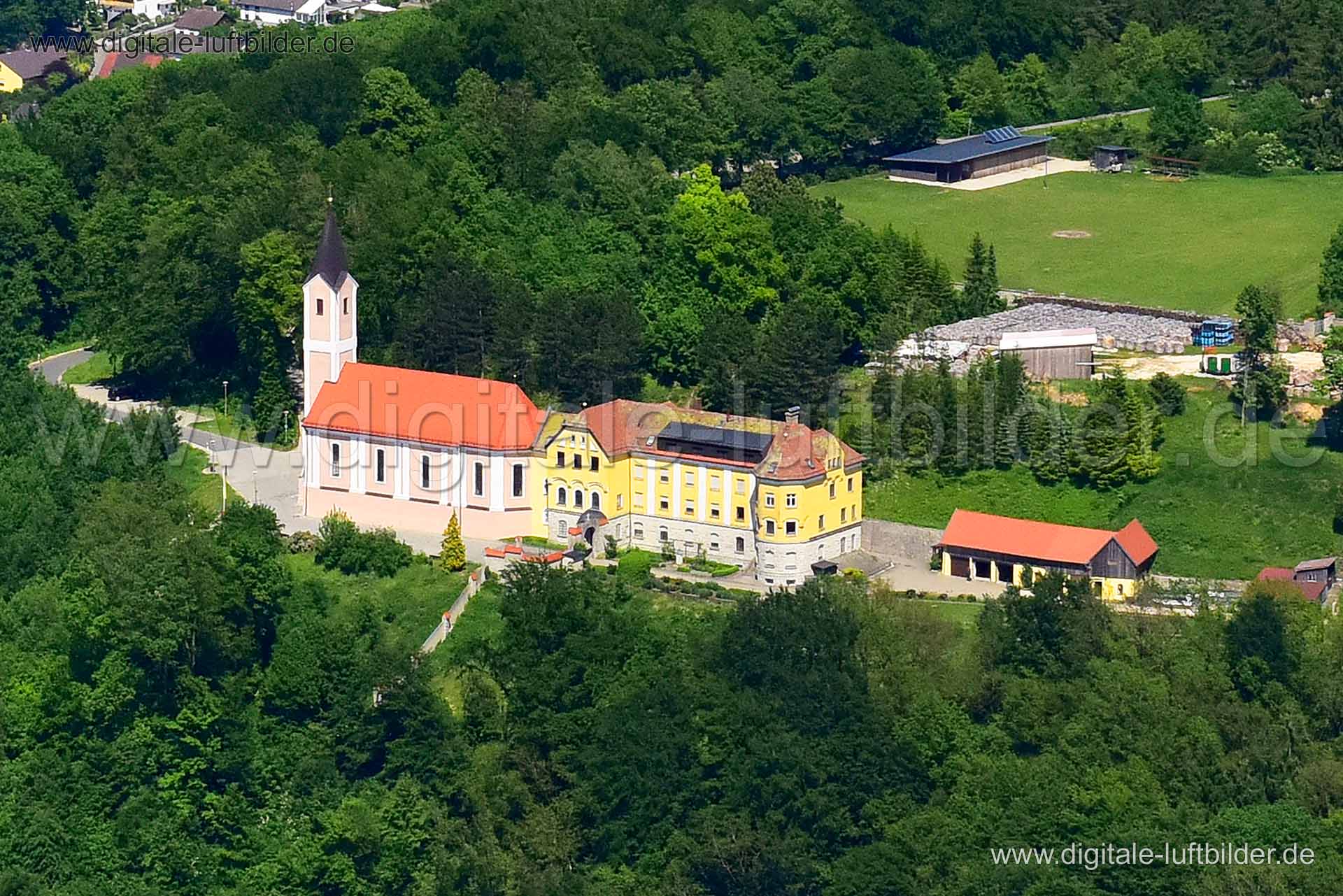 Titel: Mariahilfberg, Bildnummer: n303120, Ort / Stadt: Neumarkt in der Oberpfalz, (Land)Kreis: Landkreis Neumarkt in der Oberpfalz, Regierungsbezirk: Oberpfalz, Bundesland: Bayern, Aufnahmedatum: 03.06.2019, Schlagwörter: Luftbild, Luftbilder, Luftbildfotografie, Luftaufnahme, Luftbildaufnahme, Luftfoto, Vogelperspektive, Vogelansicht, Deutschland, Schräg- und Senkrecht-Luftaufnahmen, Orthofotografie, Mariahilfberg, Mariahilf Kirche, Kirche, Monat: Juni, Jahreszeit: Sommer, Tageszeit: Mittag /
