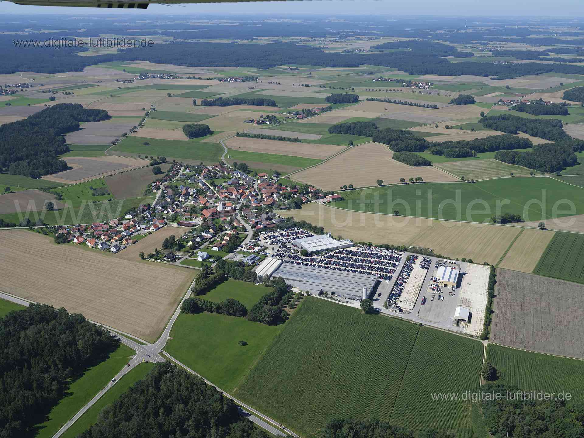 Titel: Neunkirchen, Bildnummer: f510610, Ort / Stadt: Neunkirchen, (Land)Kreis: Landkreis Regensburg, Regierungsbezirk: Oberpfalz, Bundesland: Bayern, Aufnahmedatum: 11.08.2023, Schlagwörter: Deutschland, , Dorf, KFZ, Auto, Autohandel, Monat: August, Jahreszeit: Sommer, Tageszeit: Vormittag / Mittag, Jahr: 2023, Flug ID: 20230811, Bildstatus: unbearbeitetes Rohbild, Bildabmessung: 11648 x 8736 Pixel, Fotograf & Copyright: Oliver Acker