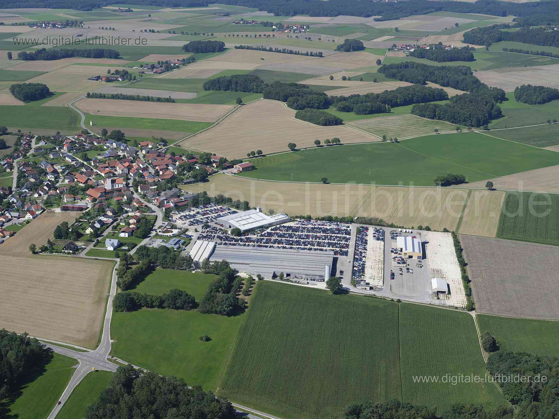 Titel: Neunkirchen, Bildnummer: f510620, Ort / Stadt: Neunkirchen, (Land)Kreis: Landkreis Regensburg, Regierungsbezirk: Oberpfalz, Bundesland: Bayern, Aufnahmedatum: 11.08.2023, Schlagwörter: Deutschland, , KFZ, Auto, Autohandel, Monat: August, Jahreszeit: Sommer, Tageszeit: Vormittag / Mittag, Jahr: 2023, Flug ID: 20230811, Bildstatus: unbearbeitetes Rohbild, Bildabmessung: 11648 x 8736 Pixel, Fotograf & Copyright: Oliver Acker
