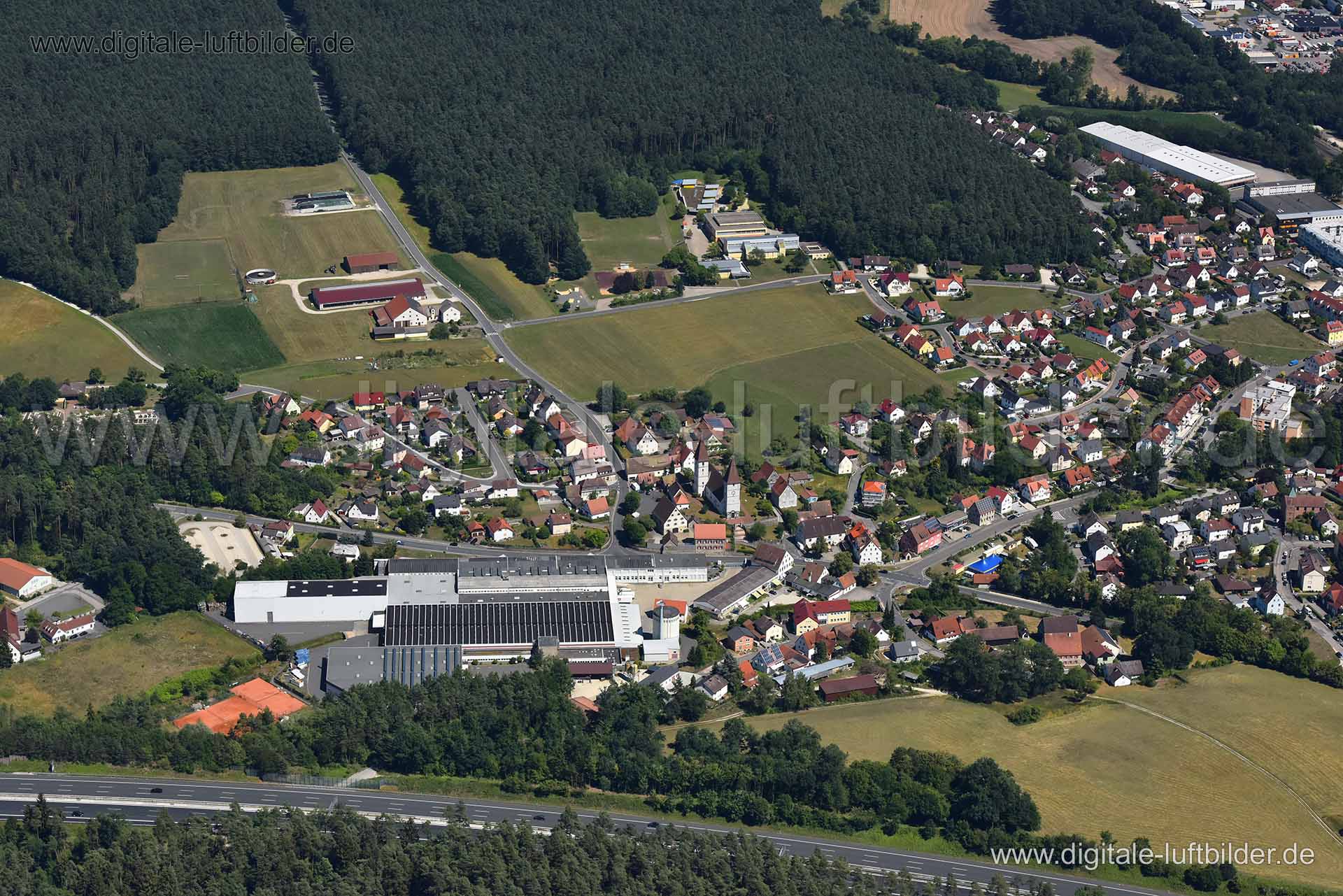 Titel: Neunkirchen am Sand, Bildnummer: n275280, Ort / Stadt: Neunkirchen am Sand, (Land)Kreis: Landkreis Nürnberger Land, Regierungsbezirk: Mittelfranken, Bundesland: Bayern, Aufnahmedatum: 30.06.2018, Schlagwörter: Luftbild, Luftbilder, Luftbildfotografie, Luftaufnahme, Luftbildaufnahme, Luftfoto, Vogelperspektive, Vogelansicht, Deutschland, Schräg- und Senkrecht-Luftaufnahmen, Orthofotografie, 91233, Alte Tränke, Bahnhofstraße, Bergstraße, Bogenstraße, Breite Gasse, Buchnerstraße, Eisenstraße