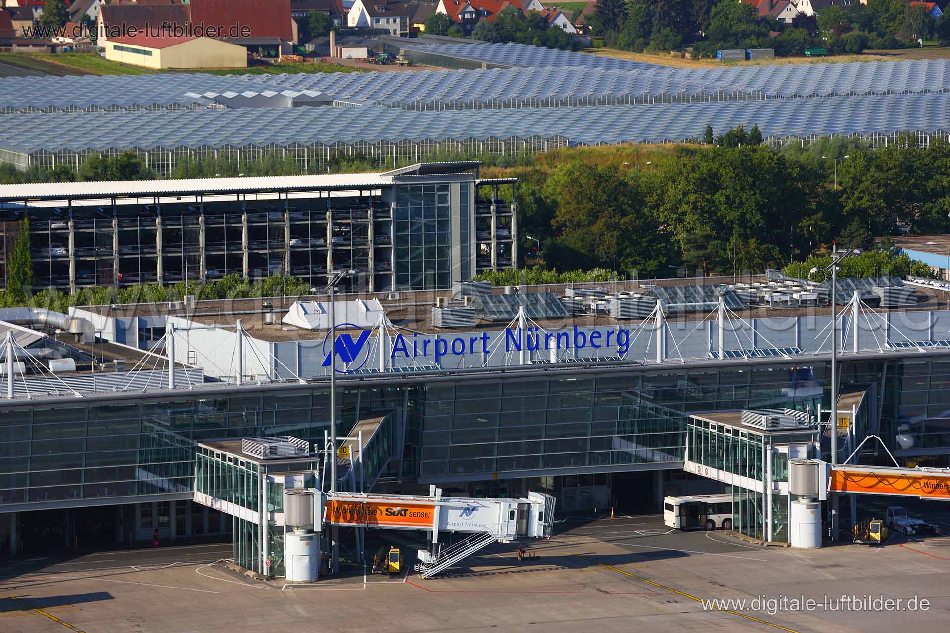 Titel: Albrecht-Dürer-Airport, Bildnummer: c068240, Ort / Stadt: Nürnberg, (Land)Kreis: kreisfreie Stadt Nürnberg, Regierungsbezirk: Mittelfranken, Bundesland: Bayern, Aufnahmedatum: 20.07.2013, Schlagwörter: Luftbild, Luftbilder, Luftbildfotografie, Luftaufnahme, Luftbildaufnahme, Luftfoto, Vogelperspektive, Vogelansicht, Deutschland, Schräg- und Senkrecht-Luftaufnahmen, Orthofotografie, Airport, Flughafen, Check-In, Terminal, Rollfeld, Flugplatz, Albrecht-Dürer-Airport, Monat: Juli, Jahreszeit
