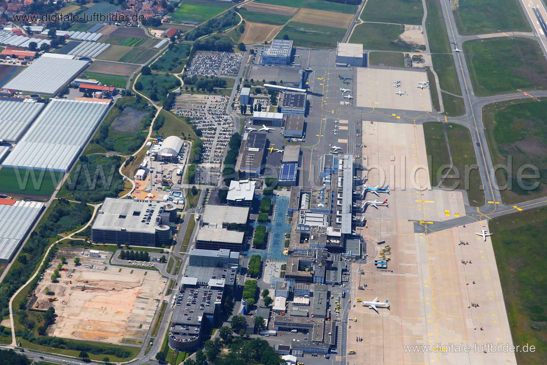 Titel: Albrecht-Dürer-Airport, Bildnummer: c310030, Ort / Stadt: Nürnberg, (Land)Kreis: kreisfreie Stadt Nürnberg, Regierungsbezirk: Mittelfranken, Bundesland: Bayern, Aufnahmedatum: 26.06.2019, Schlagwörter: Luftbild, Luftbilder, Luftbildfotografie, Luftaufnahme, Luftbildaufnahme, Luftfoto, Vogelperspektive, Vogelansicht, Deutschland, Schräg- und Senkrecht-Luftaufnahmen, Orthofotografie, Albrecht-Dürer-Airport, Flughafen, Terminal, Flugzeuge, Parkhäuser, Flugplatz, Monat: Juni, Jahreszeit: Somm
