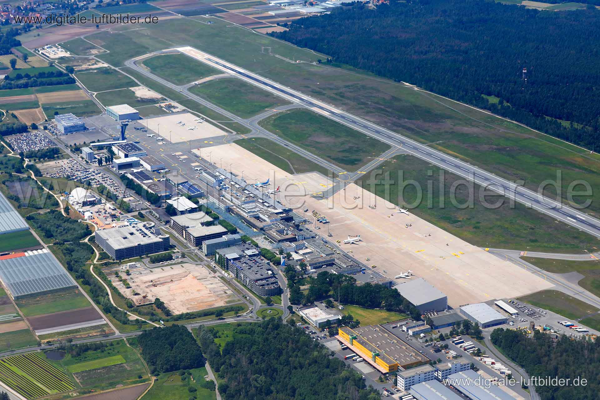 Titel: Albrecht-Dürer-Airport, Bildnummer: c310050, Ort / Stadt: Nürnberg, (Land)Kreis: kreisfreie Stadt Nürnberg, Regierungsbezirk: Mittelfranken, Bundesland: Bayern, Aufnahmedatum: 26.06.2019, Schlagwörter: Luftbild, Luftbilder, Luftbildfotografie, Luftaufnahme, Luftbildaufnahme, Luftfoto, Vogelperspektive, Vogelansicht, Deutschland, Schräg- und Senkrecht-Luftaufnahmen, Orthofotografie, Albrecht-Dürer-Airport, Flughafen, Terminal, Flugzeuge, Parkhäuser, Flugplatz, Monat: Juni, Jahreszeit: Somm