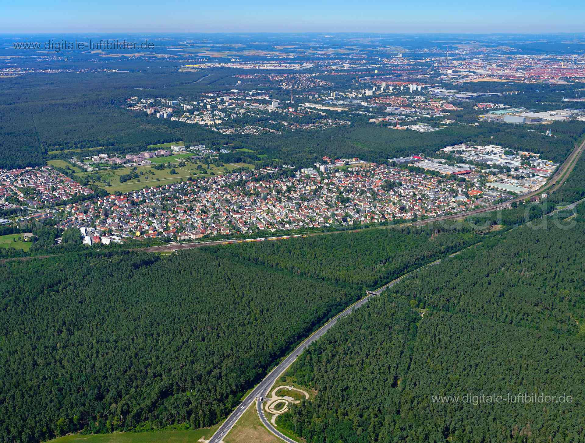 Titel: Altenfurt, Bildnummer: f510200, Ort / Stadt: Nürnberg, (Land)Kreis: kreisfreie Stadt Nürnberg, Regierungsbezirk: Mittelfranken, Bundesland: Bayern, Aufnahmedatum: 11.08.2023, Schlagwörter: Deutschland, 90475, Altenfurter Straße, Grünberger Straße, Karl-Hertel-Straße, Löwenberger Straße, Nürnberg, Von-Soden-Straße, Welfenstraße, Wittelsbacherstraße, Zähringerstraße, Altenfurt, Gewerbegebiet, Panorama, Horizont, Himmel, Monat: August, Jahreszeit: Sommer, Tageszeit: Vormittag / Mittag, Jahr: