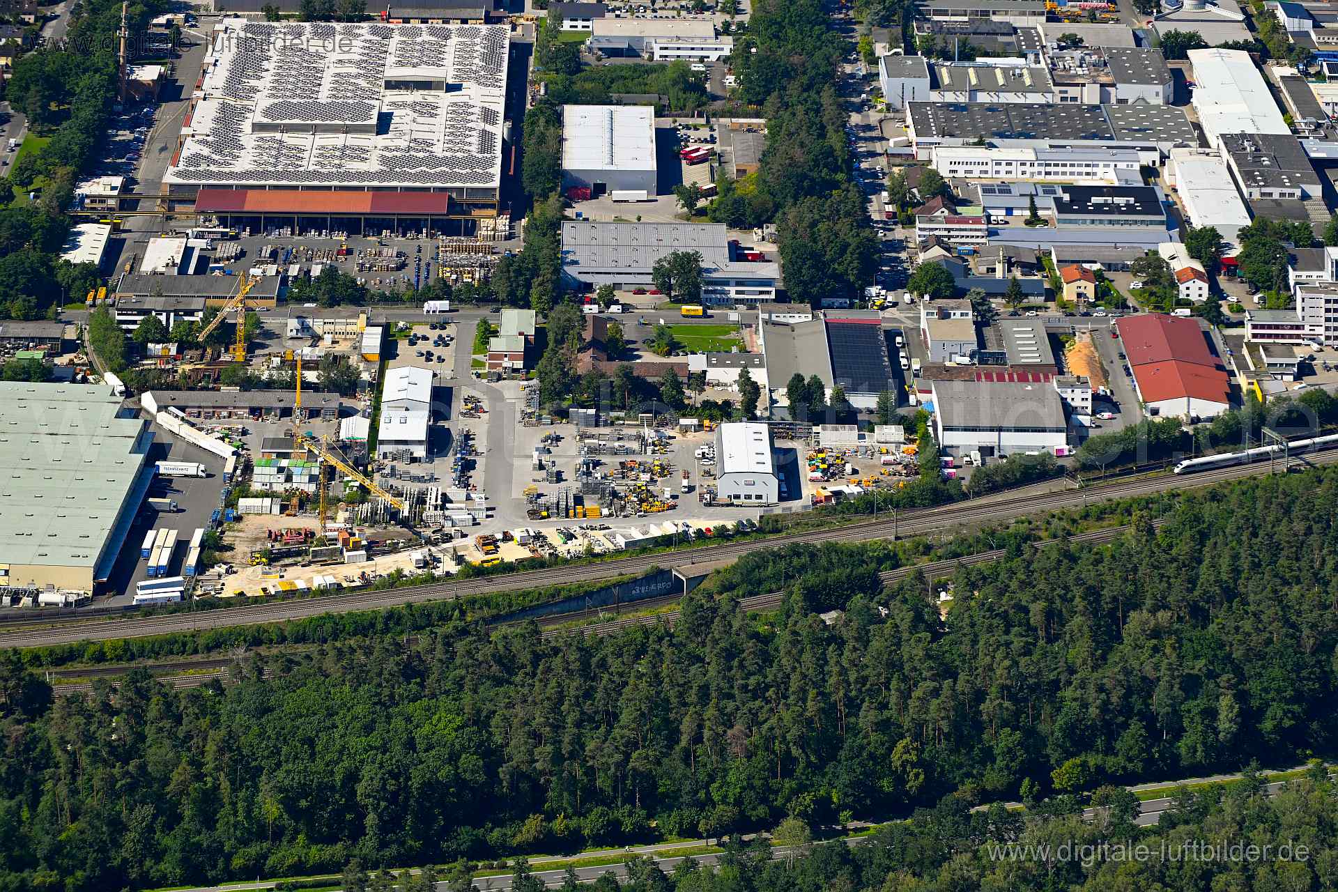 Titel: Altenfurt, Bildnummer: n510560, Ort / Stadt: Nürnberg, (Land)Kreis: kreisfreie Stadt Nürnberg, Regierungsbezirk: Mittelfranken, Bundesland: Bayern, Aufnahmedatum: 11.08.2023, Schlagwörter: Deutschland, 90475, An der Bahnlinie, Grünberger Straße, Karl-Hertel-Straße, Löwenberger Straße, Nürnberg, Saganer Straße, Sprottauer Straße, Wittelsbacherstraße, Altenfurt, Gewerbegebiet, Kran, Kräne, Lagerhallen, Gewerbeimmobilien, Monat: August, Jahreszeit: Sommer, Tageszeit: Vormittag / Mittag, Jahr