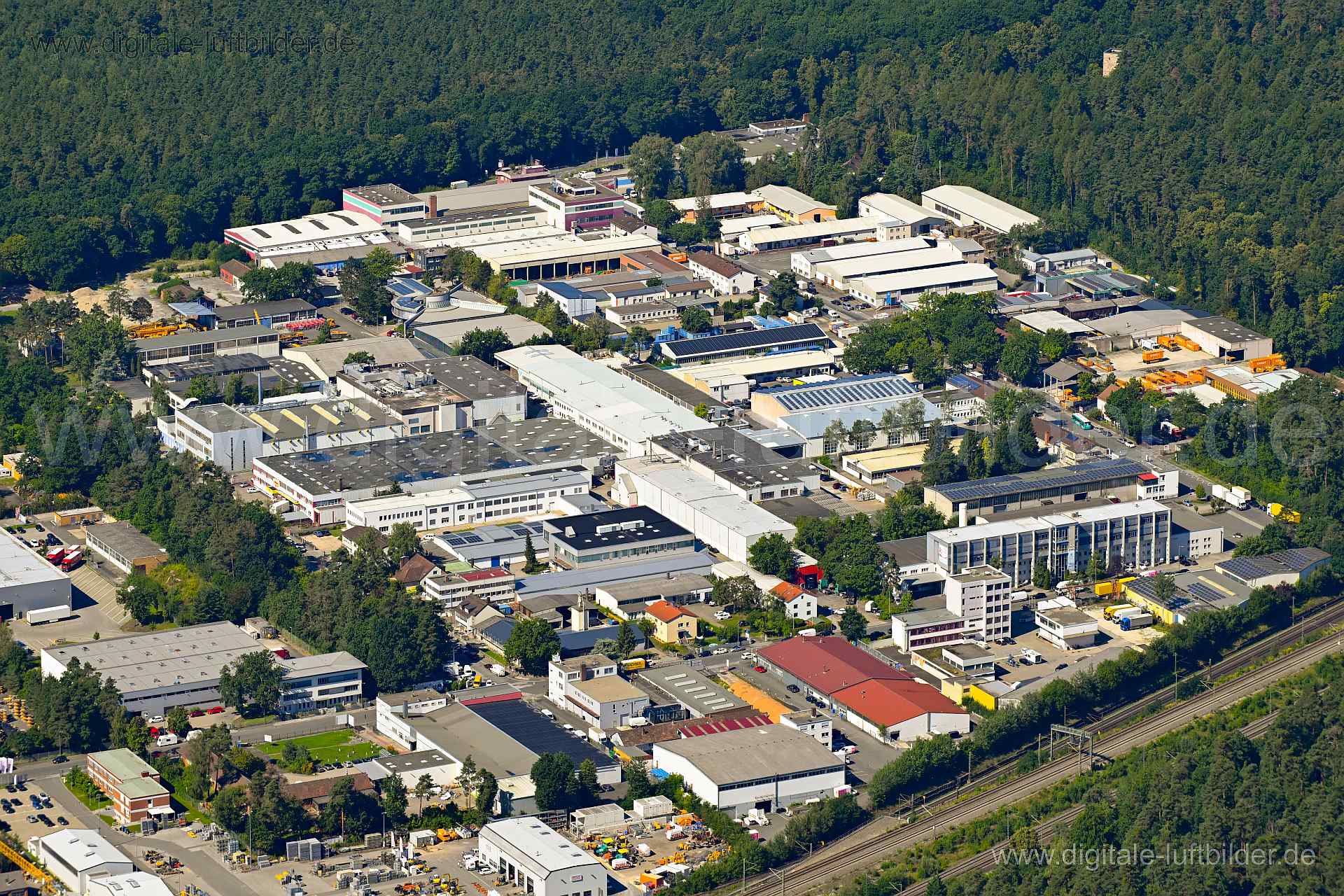 Titel: Altenfurt, Bildnummer: n510580, Ort / Stadt: Nürnberg, (Land)Kreis: kreisfreie Stadt Nürnberg, Regierungsbezirk: Mittelfranken, Bundesland: Bayern, Aufnahmedatum: 11.08.2023, Schlagwörter: Deutschland, 90475, Altenfurter Straße, An der Bahnlinie, Bodelschwinghstraße, Grünberger Straße, Löwenberger Straße, Nürnberg, Raudtener Straße, Saganer Straße, Sprottauer Straße, Wichernstraße, Wohlauer Straße, Altenfurt, Gewerbegebiet, Kran, Kräne, Lagerhallen, Gewerbeimmobilien, Monat: August, Jahre