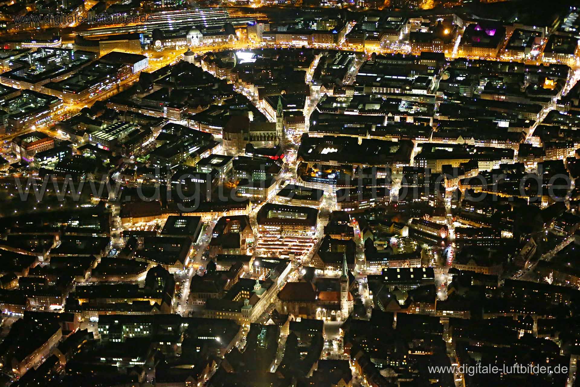 Titel: Altstadt, Bildnummer: bb87770, Ort / Stadt: Nürnberg, (Land)Kreis: kreisfreie Stadt Nürnberg, Regierungsbezirk: Mittelfranken, Bundesland: Bayern, Aufnahmedatum: 22.12.2015, Schlagwörter: Luftbild, Luftbilder, Luftbildfotografie, Luftaufnahme, Luftbildaufnahme, Luftfoto, Vogelperspektive, Vogelansicht, Deutschland, Schräg- und Senkrecht-Luftaufnahmen, Orthofotografie, Panorama, Nachtpanorama, Altstadt, Innenstadt, Christkindlesmarkt, Monat: Dezember, Jahreszeit: Winter, Tageszeit: Nacht,