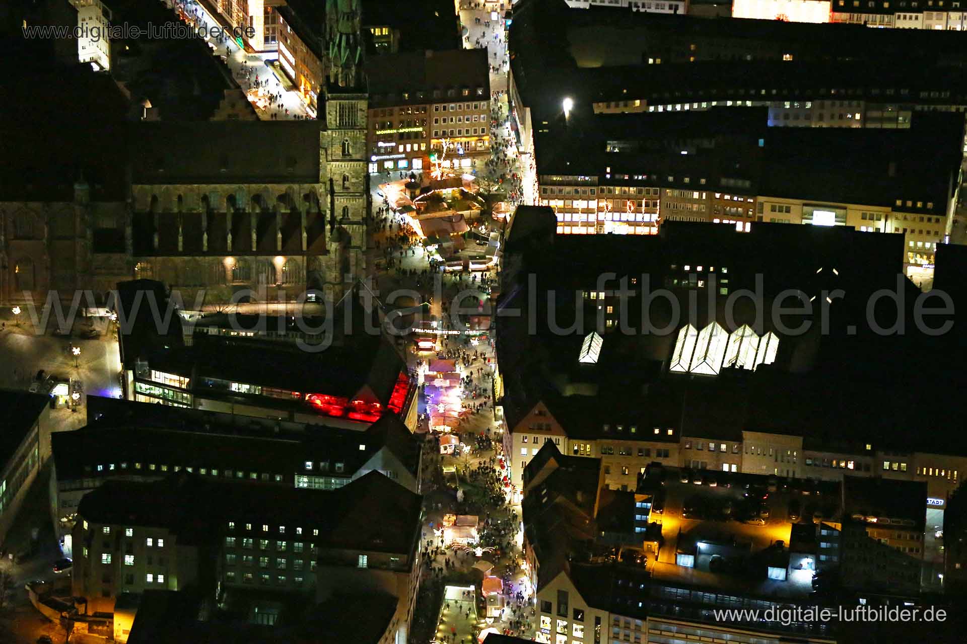 Titel: Altstadt, Bildnummer: bb88640, Ort / Stadt: Nürnberg, (Land)Kreis: kreisfreie Stadt Nürnberg, Regierungsbezirk: Mittelfranken, Bundesland: Bayern, Aufnahmedatum: 22.12.2015, Schlagwörter: Luftbild, Luftbilder, Luftbildfotografie, Luftaufnahme, Luftbildaufnahme, Luftfoto, Vogelperspektive, Vogelansicht, Deutschland, Schräg- und Senkrecht-Luftaufnahmen, Orthofotografie, Königstraße, Pfannenschmiedsgasse, Lorenzer Platz, Altstadt, Monat: Dezember, Jahreszeit: Winter, Tageszeit: Nacht, Jahr: