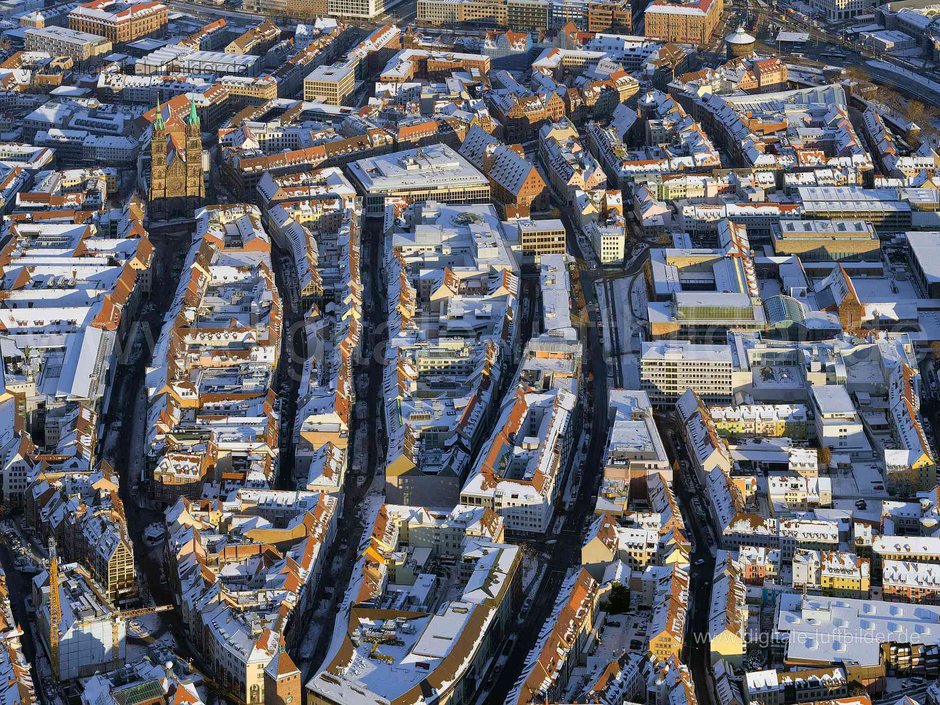 Titel: Altstadt, Bildnummer: f392200, Ort / Stadt: Nürnberg, (Land)Kreis: kreisfreie Stadt Nürnberg, Regierungsbezirk: Mittelfranken, Bundesland: Bayern, Aufnahmedatum: 13.02.2021, Schlagwörter: Luftbild, Luftbilder, Luftbildfotografie, Luftaufnahme, Luftbildaufnahme, Luftfoto, Vogelperspektive, Vogelansicht, Schräg- und Senkrecht-Luftaufnahmen, Orthofotografie, Deutschland, Schnee, Eis, 90402, Nürnberg, 90403, Lorenzer Platz, Karolinenstraße, Breite Gasse, Färberstraße, Brunnengasse, Knorrstraß