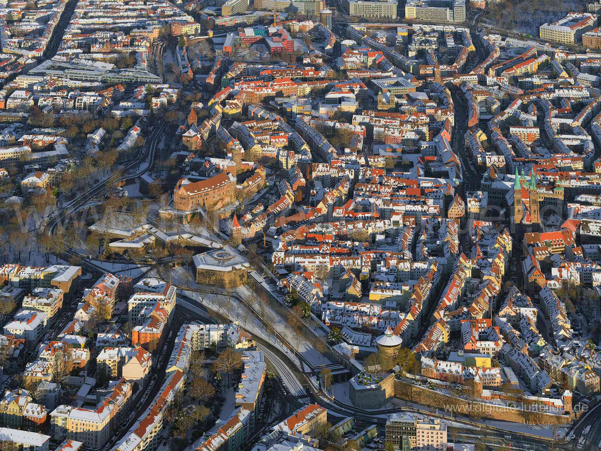 Titel: Altstadt, Bildnummer: f393480, Ort / Stadt: Nürnberg, (Land)Kreis: kreisfreie Stadt Nürnberg, Regierungsbezirk: Mittelfranken, Bundesland: Bayern, Aufnahmedatum: 13.02.2021, Schlagwörter: Luftbild, Luftbilder, Luftbildfotografie, Luftaufnahme, Luftbildaufnahme, Luftfoto, Vogelperspektive, Vogelansicht, Schräg- und Senkrecht-Luftaufnahmen, Orthofotografie, Deutschland, Schnee, Eis, 90403, Nürnberg, 90419, 90402, Bergstraße, Neutorstraße, Obere Schmiedgasse, Albrecht-Dürer-Straße, Agnesgass