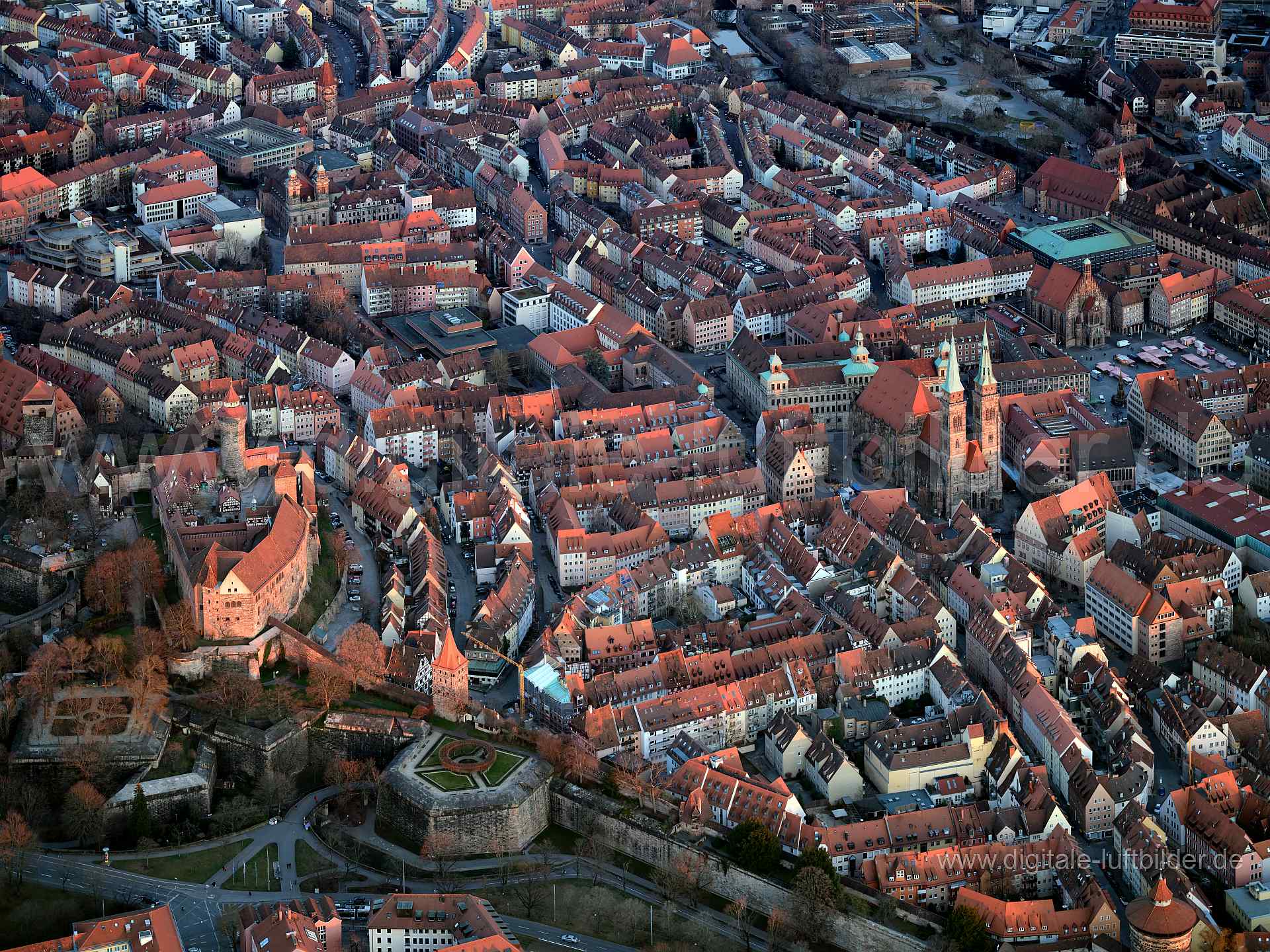 Titel: Altstadt, Bildnummer: f407730, Ort / Stadt: Nürnberg, (Land)Kreis: kreisfreie Stadt Nürnberg, Regierungsbezirk: Mittelfranken, Bundesland: Bayern, Aufnahmedatum: 06.03.2021, Schlagwörter: Luftbild, Luftbilder, Luftbildfotografie, Luftaufnahme, Luftbildaufnahme, Luftfoto, Vogelperspektive, Vogelansicht, Deutschland, Schräg- und Senkrecht-Luftaufnahmen, Orthofotografie, 90403, Nürnberg, 90402, 90419, Winklerstraße, Waaggasse, Karlstraße, Bergstraße, Neutorstraße, Augustinerstraße, Albrecht-