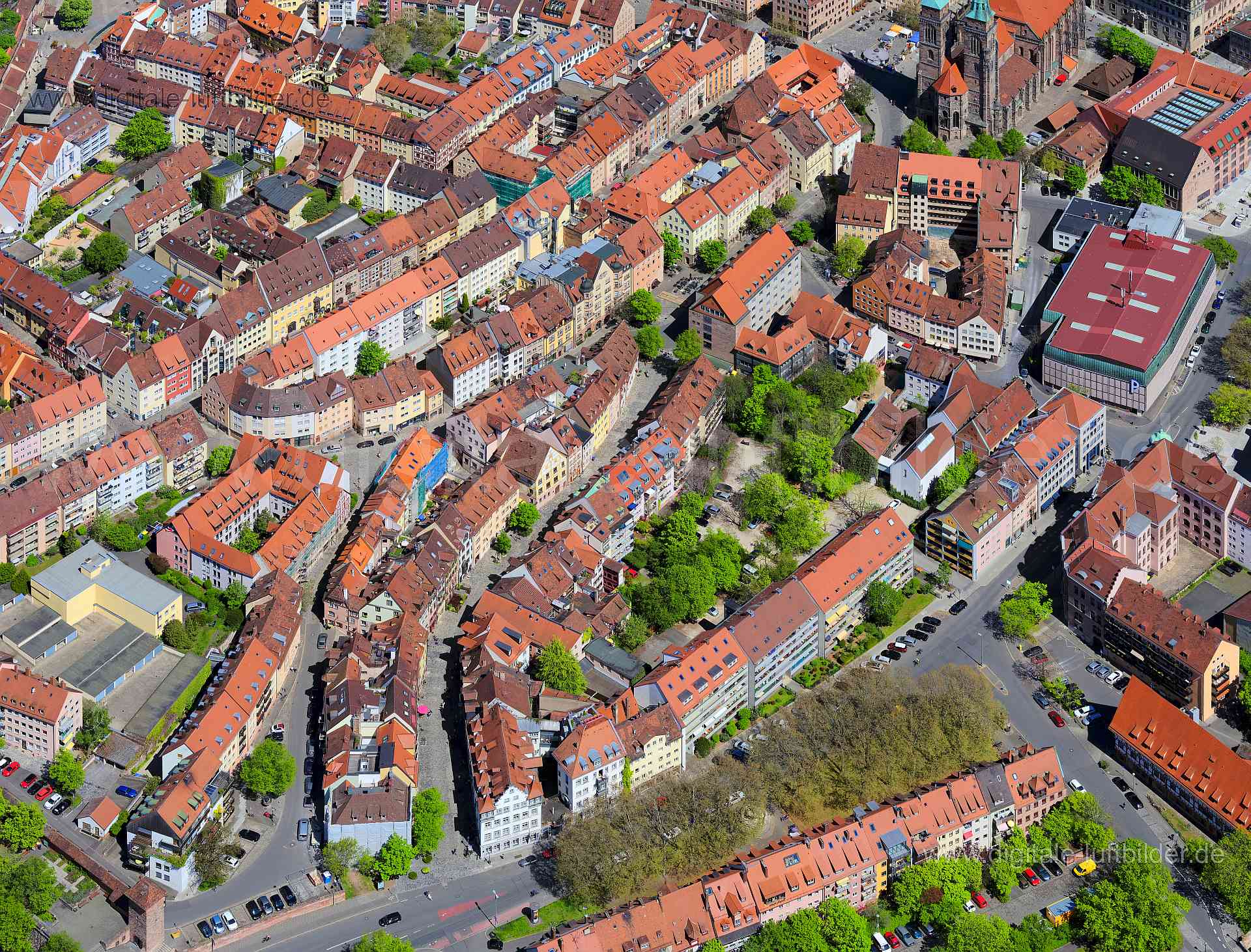 Titel: Altstadt, Bildnummer: f426200, Ort / Stadt: Nürnberg, (Land)Kreis: kreisfreie Stadt Nürnberg, Regierungsbezirk: Mittelfranken, Bundesland: Bayern, Aufnahmedatum: 09.05.2021, Schlagwörter: Luftbild, Luftbilder, Luftbildfotografie, Luftaufnahme, Luftbildaufnahme, Luftfoto, Vogelperspektive, Vogelansicht, Deutschland, Schräg- und Senkrecht-Luftaufnahmen, Orthofotografie, 90403, Nürnberg, 90402, Karlstraße, Neutorstraße, Albrecht-Dürer-Straße, Radbrunnengasse, Irrerstraße, Weißgerbergasse, Fü