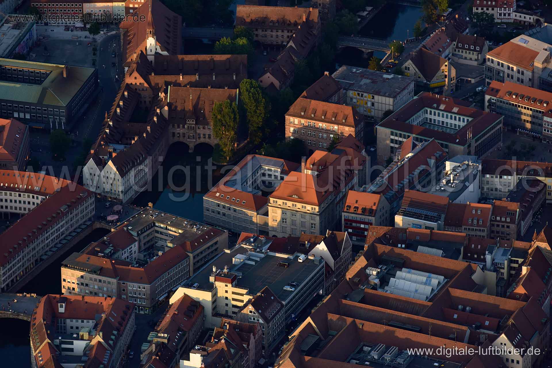 Titel: Altstadt, Bildnummer: n330450, Ort / Stadt: Nürnberg, (Land)Kreis: kreisfreie Stadt Nürnberg, Regierungsbezirk: Mittelfranken, Bundesland: Bayern, Aufnahmedatum: 23.08.2019, Schlagwörter: Luftbild, Luftbilder, Luftbildfotografie, Luftaufnahme, Luftbildaufnahme, Luftfoto, Vogelperspektive, Vogelansicht, Deutschland, Schräg- und Senkrecht-Luftaufnahmen, Orthofotografie, 90403, 90402, Plobenhofstraße, Kaiserstraße, Spitalgasse, Königstraße, Findelgasse, Hans-Sachs-Platz, Hauptmarkt, Tuchgass