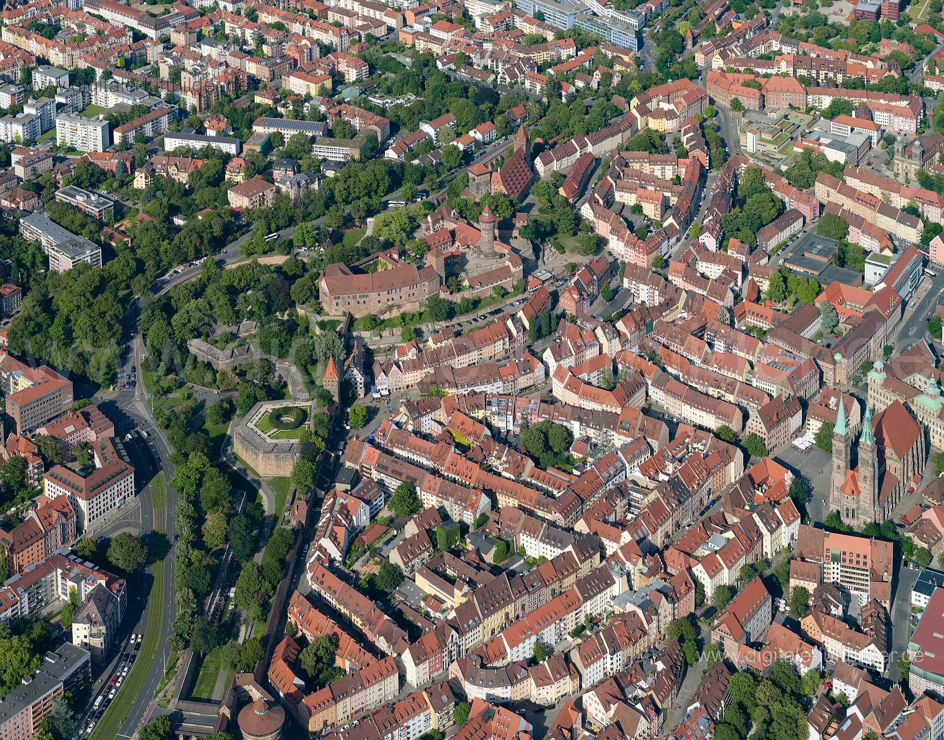 Titel: Altstadt Nord, Bildnummer: f514180, Ort / Stadt: Nürnberg, (Land)Kreis: kreisfreie Stadt Nürnberg, Regierungsbezirk: Mittelfranken, Bundesland: Bayern, Aufnahmedatum: 11.08.2023, Schlagwörter: Deutschland, 90402, 90403, 90408, 90419, 90429, Agnesgasse, Albrecht-Dürer-Platz, Albrecht-Dürer-Straße, Am Hallertor, Am Ölberg, Arndtstraße, Augustinerstraße, Beim Tiergärtnertor, Bergstraße, Bindergasse, Brunnengäßchen, Bucher Straße, Burg, Burgschmietstraße, Burgstraße, Campestraße, Egidienplatz