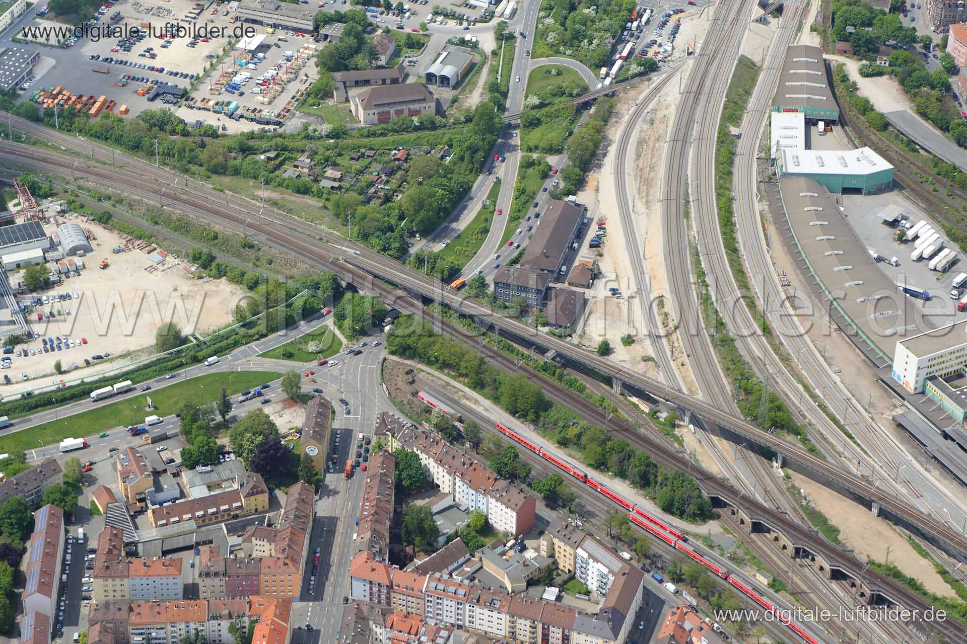 Titel: An den Rampen, Bildnummer: c037240, Ort / Stadt: Nürnberg, (Land)Kreis: kreisfreie Stadt Nürnberg, Regierungsbezirk: Mittelfranken, Bundesland: Bayern, Aufnahmedatum: 15.05.2013, Schlagwörter: Luftbild, Luftbilder, Luftbildfotografie, Luftaufnahme, Luftbildaufnahme, Luftfoto, Vogelperspektive, Vogelansicht, Deutschland, Schräg- und Senkrecht-Luftaufnahmen, Orthofotografie, An den Rampen, Verkehrsknotenpunkt, Stadtautobahn, Engstelle, Stau, Pendler, Berufsverkehr, Tunnel, Baustelle, Rothen