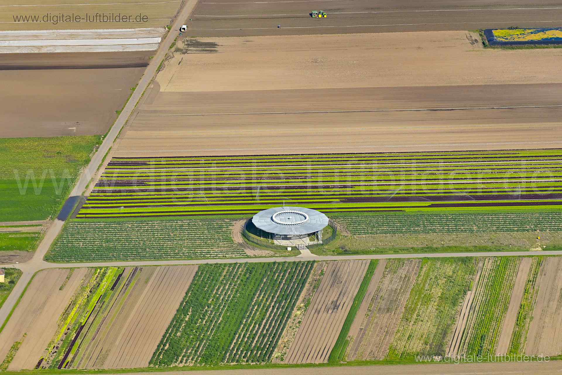 Titel: Antennenanlage VOR, Bildnummer: n515820, Ort / Stadt: Nürnberg, (Land)Kreis: kreisfreie Stadt Nürnberg, Regierungsbezirk: Mittelfranken, Bundesland: Bayern, Aufnahmedatum: 11.08.2023, Schlagwörter: Deutschland, , Antennenanlage, VOR, DFS, Deutsche Flugsicherung, IFR, Navigation, Monat: August, Jahreszeit: Sommer, Tageszeit: Vormittag / Mittag, Jahr: 2023, Flug ID: 20230811, Bildstatus: unbearbeitetes Rohbild, Bildabmessung: 8256 x 5504 Pixel, Fotograf & Copyright: Oliver Acker