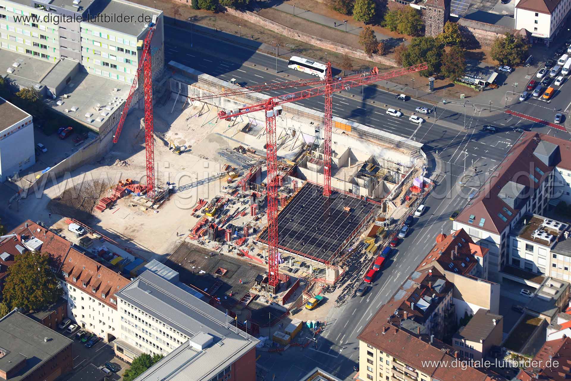 Titel: AOK am Frauentorgraben, Bildnummer: c282770, Ort / Stadt: Nürnberg, (Land)Kreis: kreisfreie Stadt Nürnberg, Regierungsbezirk: Mittelfranken, Bundesland: Bayern, Aufnahmedatum: 19.09.2018, Schlagwörter: Luftbild, Luftbilder, Luftbildfotografie, Luftaufnahme, Luftbildaufnahme, Luftfoto, Vogelperspektive, Vogelansicht, Deutschland, Schräg- und Senkrecht-Luftaufnahmen, Orthofotografie, Frauentorgraben, Sandstraße, Zeltnerstraße, Kraußstraße, Frauentormauer, Pfeifergasse, Baustelle, Großbauste