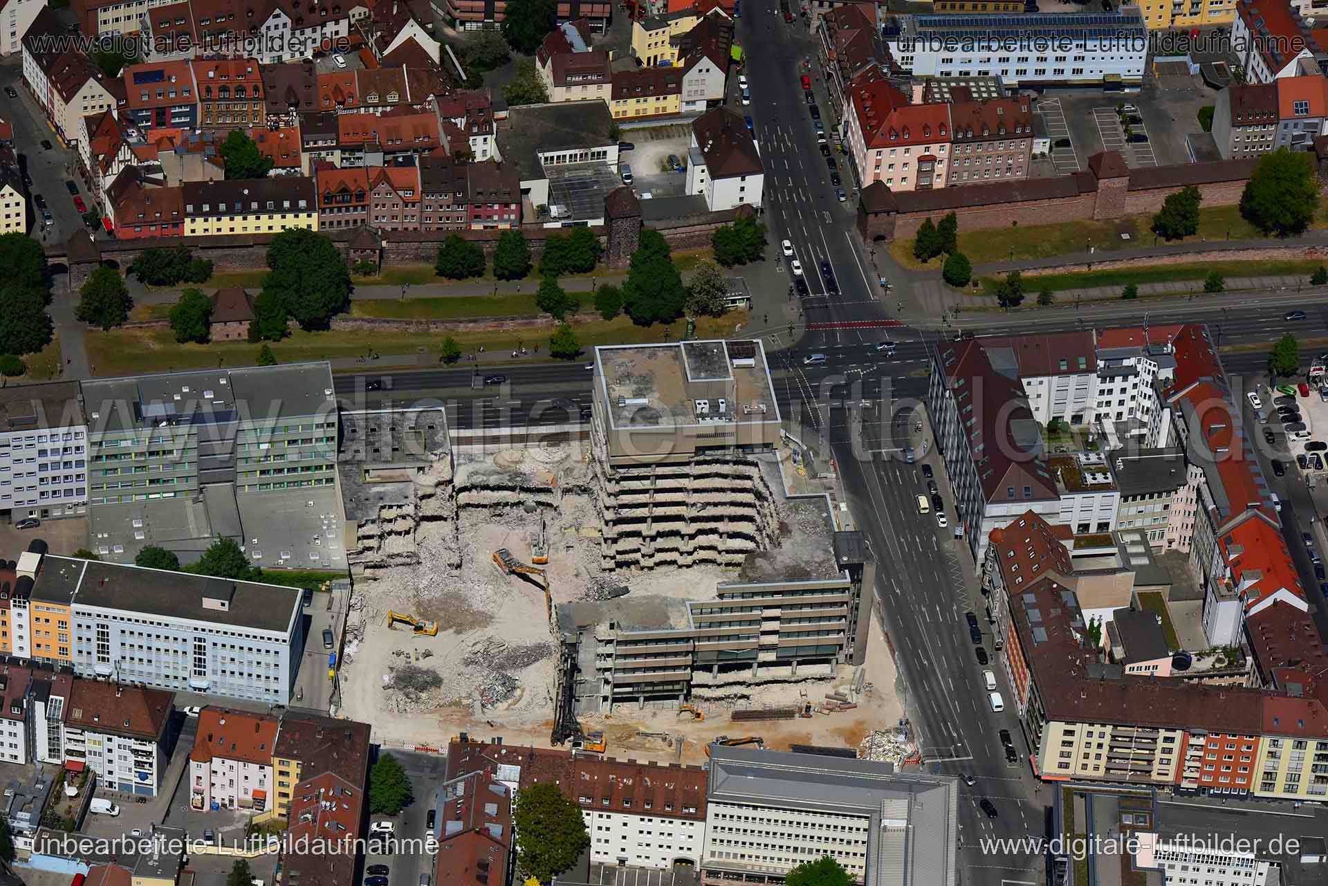 Titel: AOK am Frauentorgraben, Bildnummer: n263510, Ort / Stadt: Nürnberg, (Land)Kreis: kreisfreie Stadt Nürnberg, Regierungsbezirk: Mittelfranken, Bundesland: Bayern, Aufnahmedatum: 06.05.2018, Schlagwörter: Luftbild, Luftbilder, Luftbildfotografie, Luftaufnahme, Luftbildaufnahme, Luftfoto, Vogelperspektive, Vogelansicht, Deutschland, Schräg- und Senkrecht-Luftaufnahmen, Orthofotografie, 90443, Frauentorgraben, Sandstraße, Kraußstraße, Zeltnerstraße, AOK, Abriss, Abrissarbeiten, Baustelle, Beto