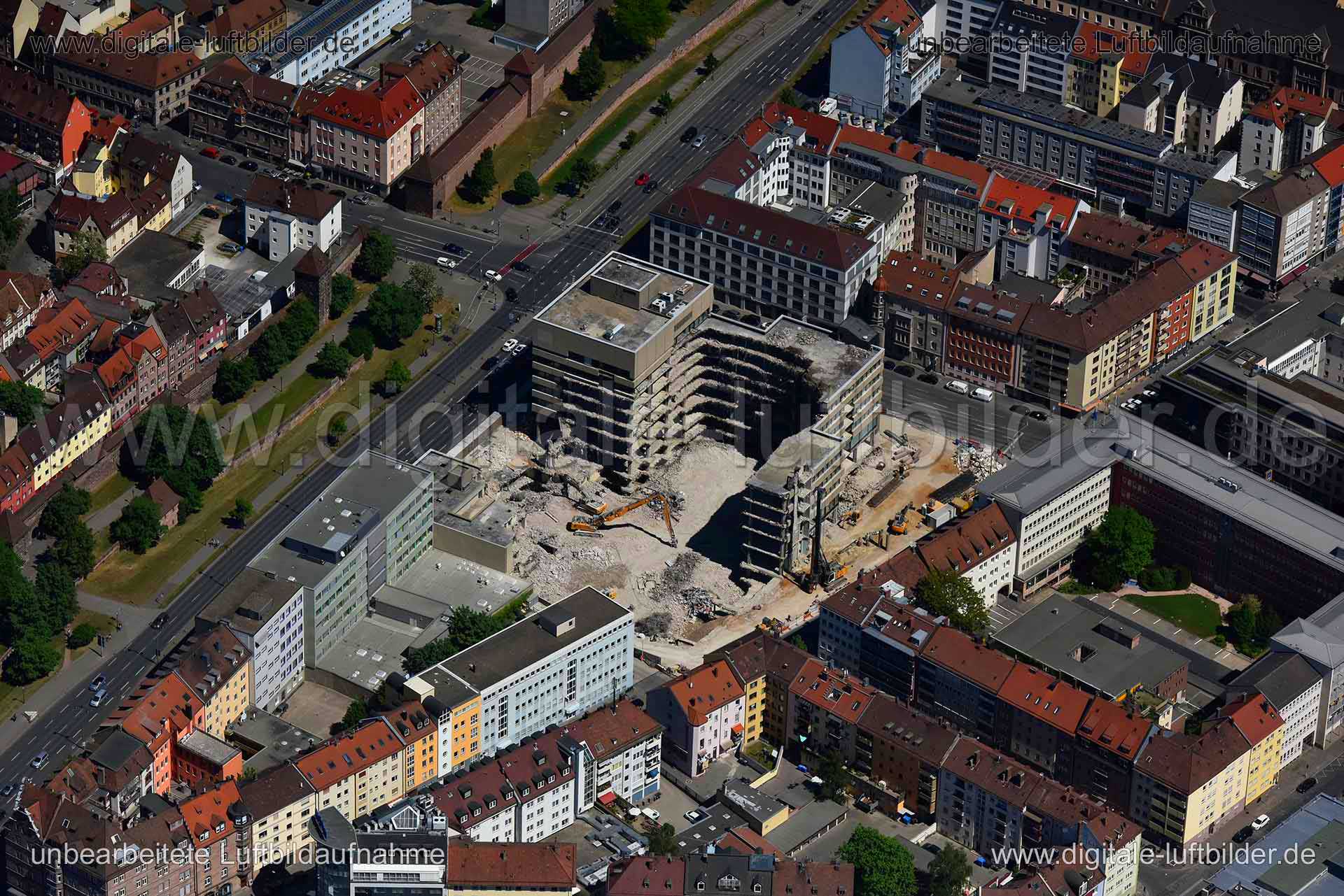 Titel: AOK am Frauentorgraben, Bildnummer: n263540, Ort / Stadt: Nürnberg, (Land)Kreis: kreisfreie Stadt Nürnberg, Regierungsbezirk: Mittelfranken, Bundesland: Bayern, Aufnahmedatum: 06.05.2018, Schlagwörter: Luftbild, Luftbilder, Luftbildfotografie, Luftaufnahme, Luftbildaufnahme, Luftfoto, Vogelperspektive, Vogelansicht, Deutschland, Schräg- und Senkrecht-Luftaufnahmen, Orthofotografie, 90443, 90403, 90402, Zeltnerstraße, Steinbühler Straße, Frauentorgraben, Frauentormauer, Pfeifergasse, Laufe