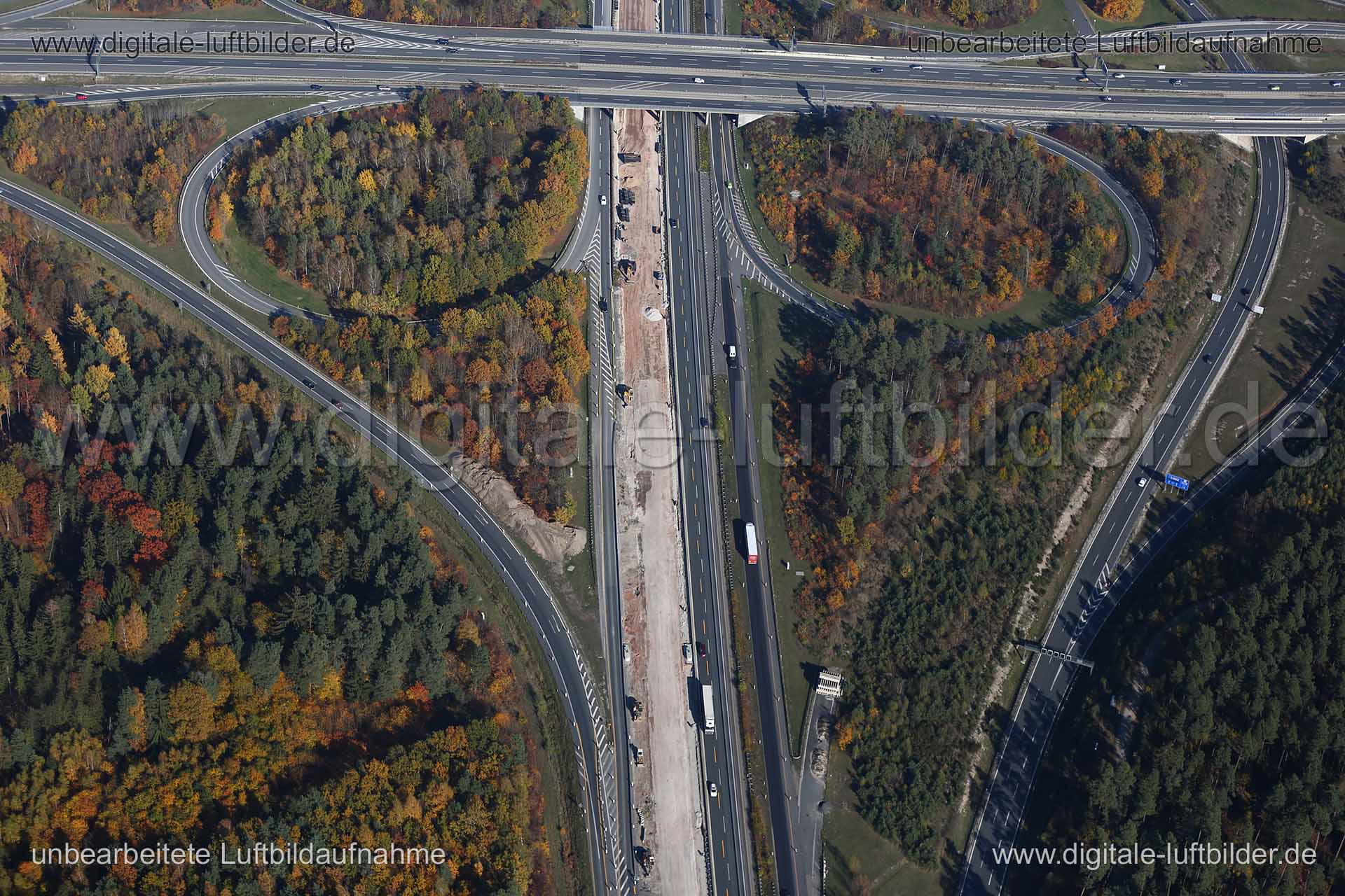 Titel: Autobahn, Bildnummer: c171420, Ort / Stadt: Nürnberg, (Land)Kreis: kreisfreie Stadt Nürnberg, Regierungsbezirk: Mittelfranken, Bundesland: Bayern, Aufnahmedatum: 31.10.2015, Schlagwörter: Luftbild, Luftbilder, Luftbildfotografie, Luftaufnahme, Luftbildaufnahme, Luftfoto, Vogelperspektive, Vogelansicht, Deutschland, Schräg- und Senkrecht-Luftaufnahmen, Orthofotografie, Autobahnkreuz A6 / A73, Autobahn, Baustelle, Kreuz Nürnberg-Süd, Monat: Oktober, Jahreszeit: Herbst, Tageszeit: Mittag / N
