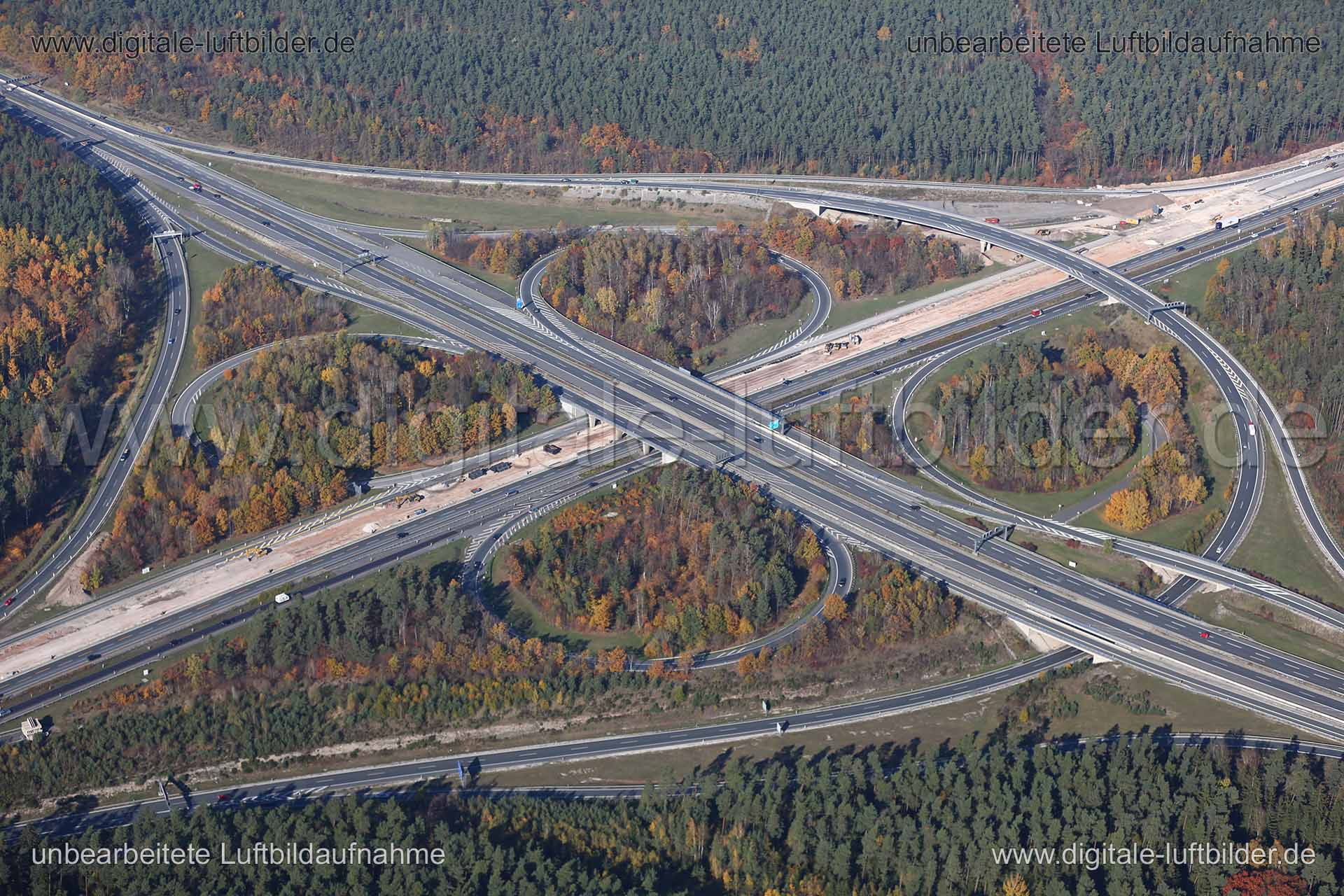 Titel: Autobahn, Bildnummer: c171600, Ort / Stadt: Nürnberg, (Land)Kreis: kreisfreie Stadt Nürnberg, Regierungsbezirk: Mittelfranken, Bundesland: Bayern, Aufnahmedatum: 31.10.2015, Schlagwörter: Luftbild, Luftbilder, Luftbildfotografie, Luftaufnahme, Luftbildaufnahme, Luftfoto, Vogelperspektive, Vogelansicht, Deutschland, Schräg- und Senkrecht-Luftaufnahmen, Orthofotografie, Autobahnkreuz A6 / A73, Autobahn, Baustelle, Kreuz Nürnberg-Süd, Monat: Oktober, Jahreszeit: Herbst, Tageszeit: Mittag / N