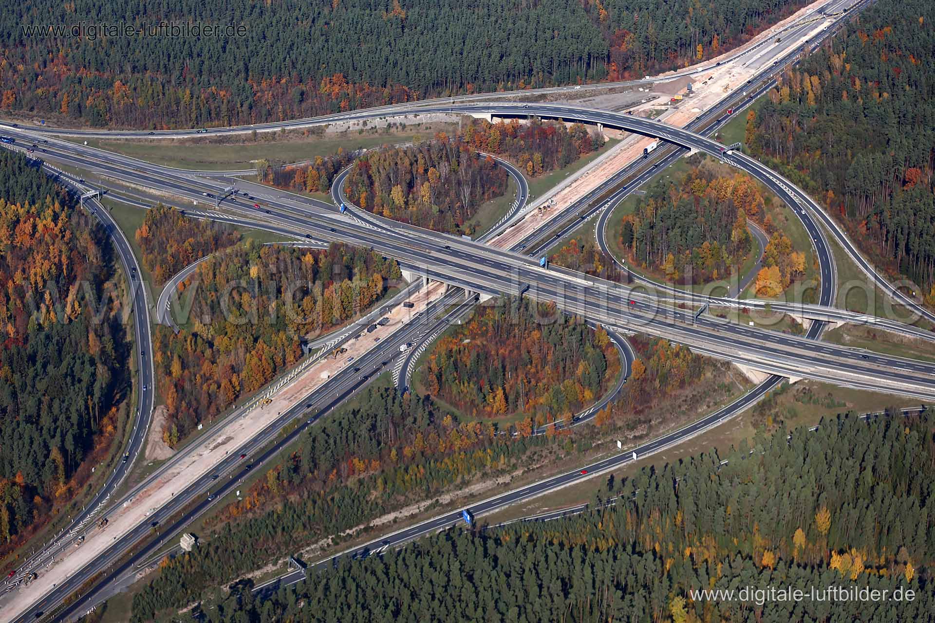 Titel: Autobahn, Bildnummer: c171620, Ort / Stadt: Nürnberg, (Land)Kreis: kreisfreie Stadt Nürnberg, Regierungsbezirk: Mittelfranken, Bundesland: Bayern, Aufnahmedatum: 31.10.2015, Schlagwörter: Luftbild, Luftbilder, Luftbildfotografie, Luftaufnahme, Luftbildaufnahme, Luftfoto, Vogelperspektive, Vogelansicht, Deutschland, Schräg- und Senkrecht-Luftaufnahmen, Orthofotografie, Autobahnkreuz A6 / A73, Autobahn, Baustelle, Kreuz Nürnberg-Süd, Monat: Oktober, Jahreszeit: Herbst, Tageszeit: Mittag / N