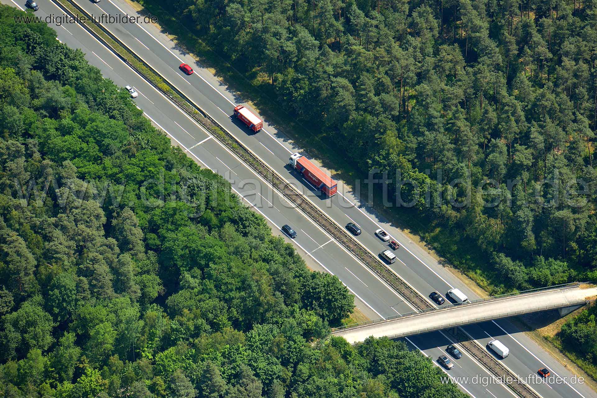 Titel: Autobahn, Bildnummer: n051980, Ort / Stadt: Nürnberg, (Land)Kreis: kreisfreie Stadt Nürnberg, Regierungsbezirk: Mittelfranken, Bundesland: Bayern, Aufnahmedatum: 19.07.2013, Schlagwörter: Luftbild, Luftbilder, Luftbildfotografie, Luftaufnahme, Luftbildaufnahme, Luftfoto, Vogelperspektive, Vogelansicht, Deutschland, Schräg- und Senkrecht-Luftaufnahmen, Orthofotografie, Autobahn, Straße, Brücke, Wald, Forst, Verkehr, Monat: Juli, Jahreszeit: Sommer, Tageszeit: Mittag / Nachmittag, Jahr: 201