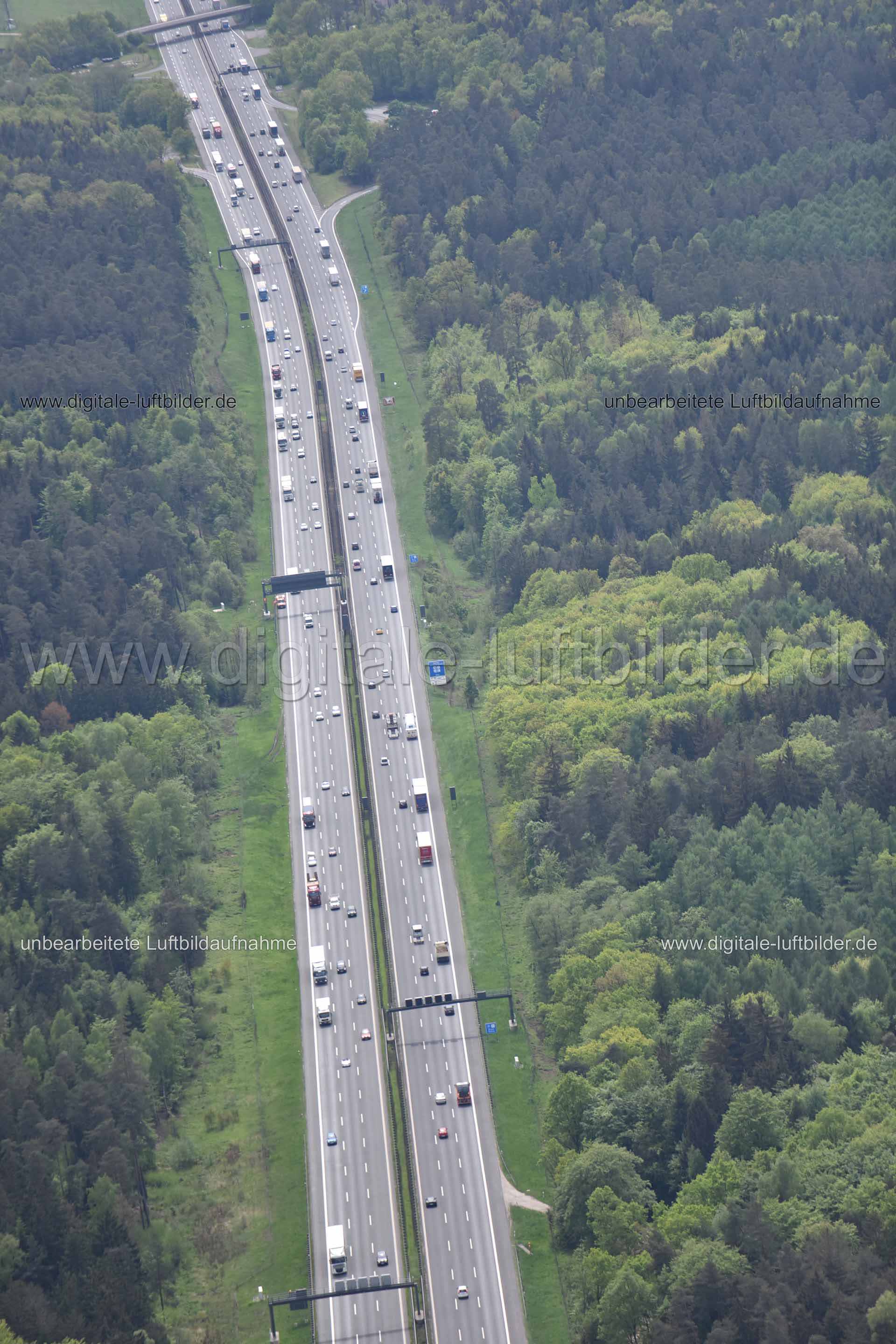 Titel: Autobahn, Bildnummer: n145190, Ort / Stadt: Nürnberg, (Land)Kreis: kreisfreie Stadt Nürnberg, Regierungsbezirk: Mittelfranken, Bundesland: Bayern, Aufnahmedatum: 11.05.2015, Schlagwörter: Luftbild, Luftbilder, Luftbildfotografie, Luftaufnahme, Luftbildaufnahme, Luftfoto, Vogelperspektive, Vogelansicht, Deutschland, Schräg- und Senkrecht-Luftaufnahmen, Orthofotografie, Autobahn, E45, 90475, Fischbach, Monat: Mai, Jahreszeit: Sommer, Tageszeit: Mittag / Nachmittag, Jahr: 2015, Flug ID: 2015