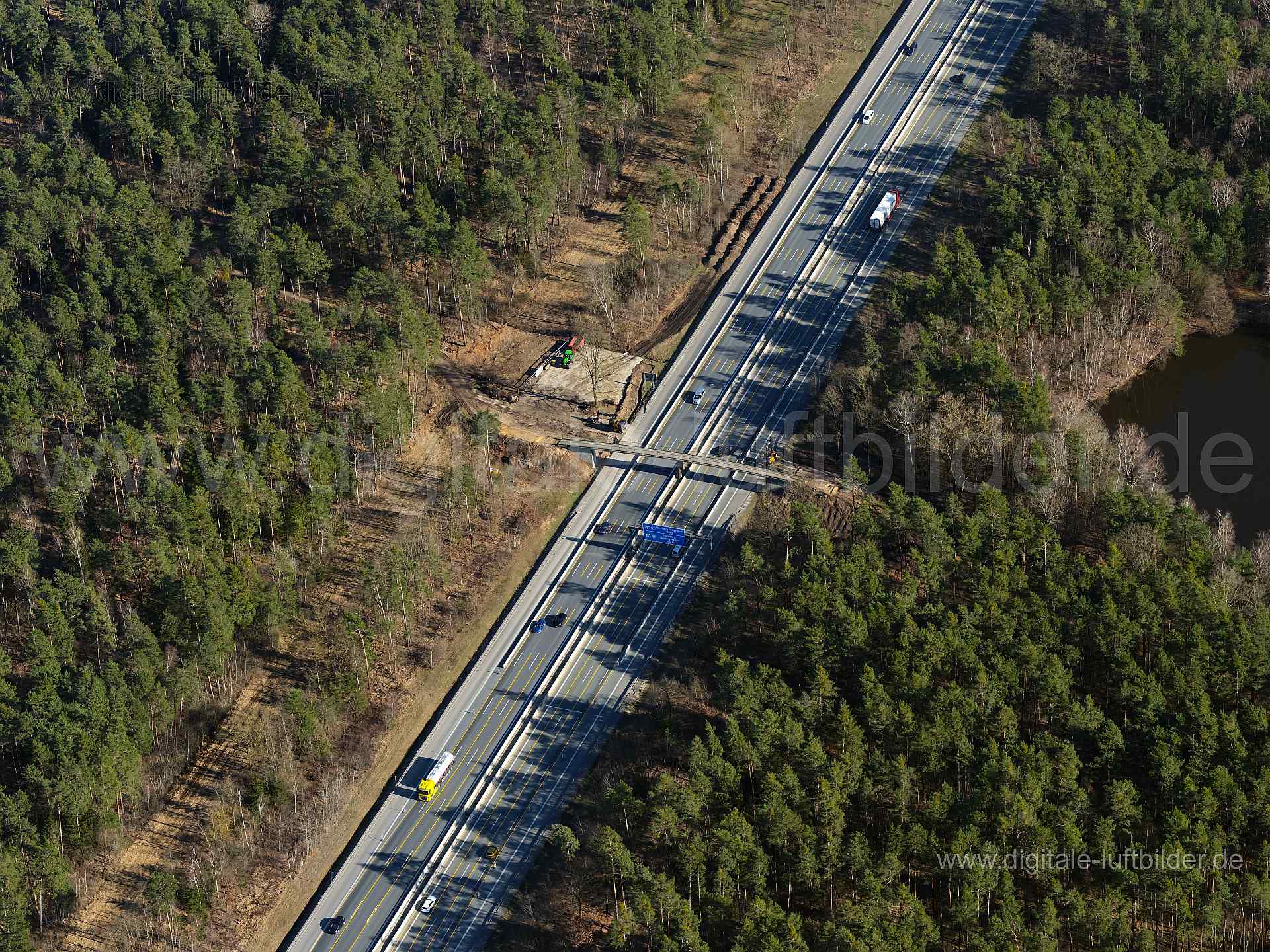 Titel: Autobahn A3, Bildnummer: f403780, Ort / Stadt: Nürnberg, (Land)Kreis: kreisfreie Stadt Nürnberg, Regierungsbezirk: Mittelfranken, Bundesland: Bayern, Aufnahmedatum: 06.03.2021, Schlagwörter: Luftbild, Luftbilder, Luftbildfotografie, Luftaufnahme, Luftbildaufnahme, Luftfoto, Vogelperspektive, Vogelansicht, Deutschland, Schräg- und Senkrecht-Luftaufnahmen, Orthofotografie, Autobahn A3, BAB 3, Autobahn, Schwaig bei Nürnberg, Monat: März, Jahreszeit: Winter, Tageszeit: Nachmittag, Jahr: 2021,