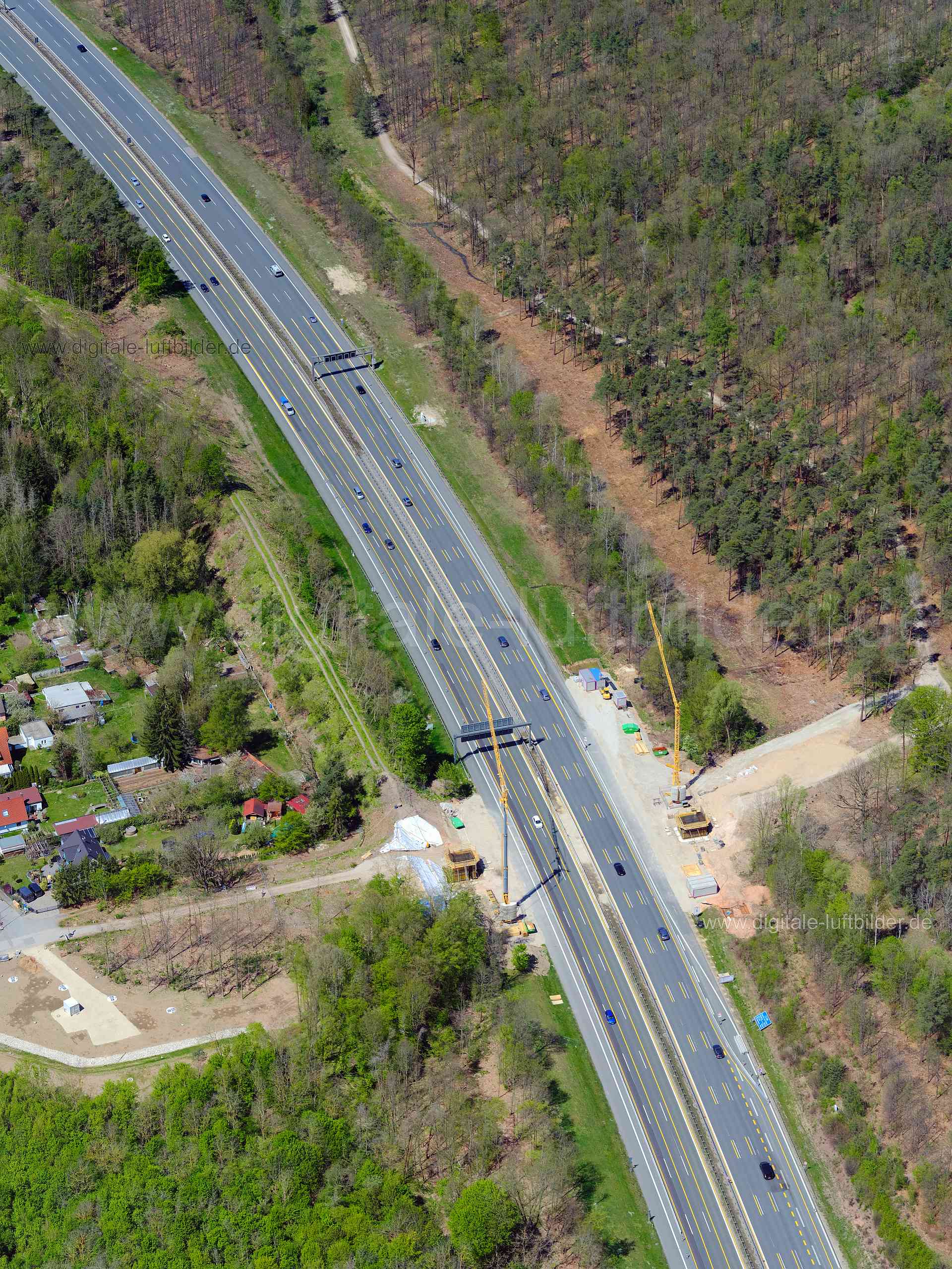 Titel: Autobahn A3, Bildnummer: f424050, Ort / Stadt: Nürnberg, (Land)Kreis: kreisfreie Stadt Nürnberg, Regierungsbezirk: Mittelfranken, Bundesland: Bayern, Aufnahmedatum: 09.05.2021, Schlagwörter: Luftbild, Luftbilder, Luftbildfotografie, Luftaufnahme, Luftbildaufnahme, Luftfoto, Vogelperspektive, Vogelansicht, Deutschland, Schräg- und Senkrecht-Luftaufnahmen, Orthofotografie, Buchenbühl, Zum Steinbruch, Buchenbühler Weg, Autobahn A3, Baustelle, Kran, Kräne, Monat: Mai, Jahreszeit: Sommer, Tage