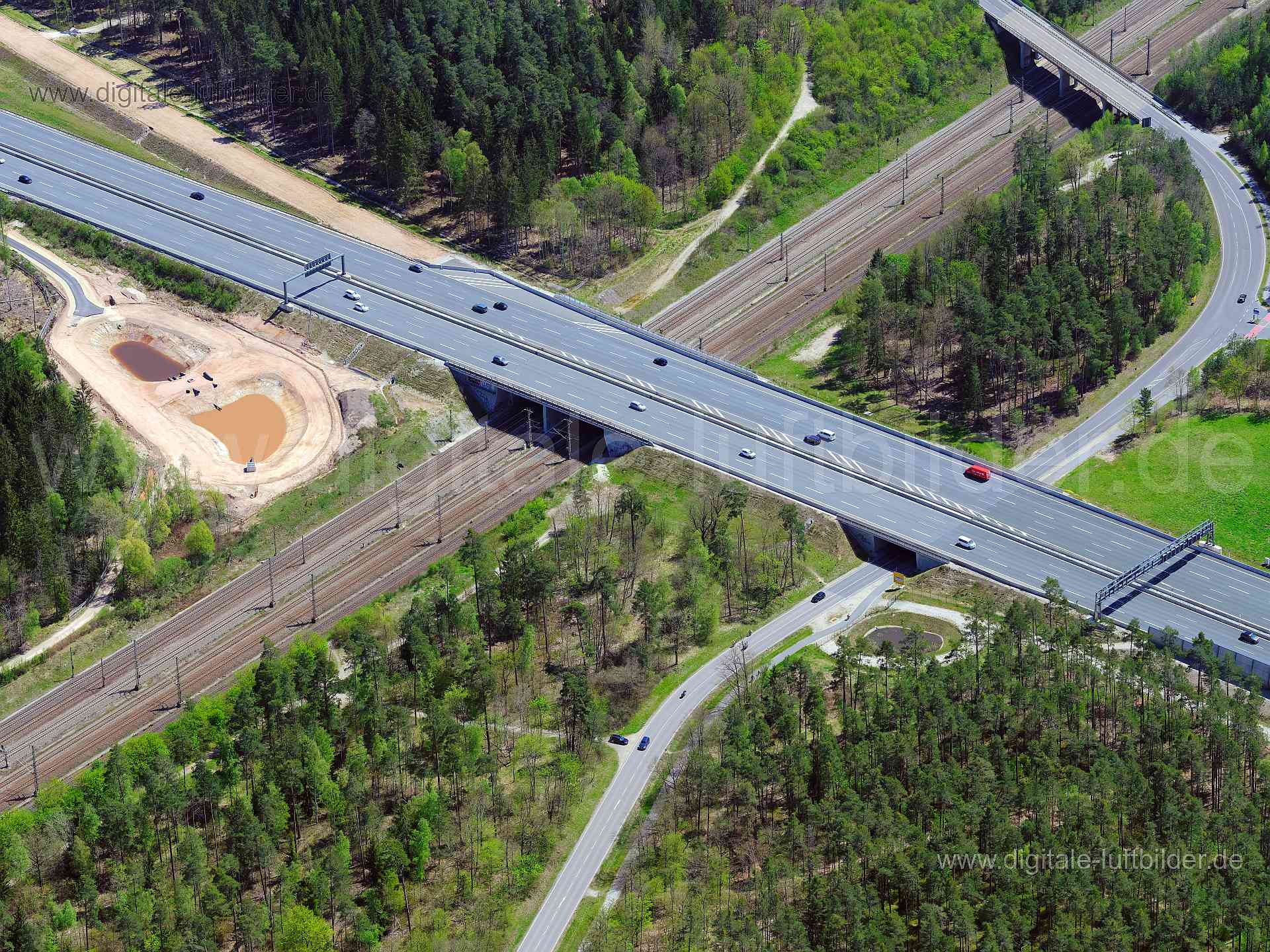 Titel: Autobahn A6 bei Moorenbrunn, Bildnummer: f424390, Ort / Stadt: Nürnberg, (Land)Kreis: kreisfreie Stadt Nürnberg, Regierungsbezirk: Mittelfranken, Bundesland: Bayern, Aufnahmedatum: 09.05.2021, Schlagwörter: Luftbild, Luftbilder, Luftbildfotografie, Luftaufnahme, Luftbildaufnahme, Luftfoto, Vogelperspektive, Vogelansicht, Deutschland, Schräg- und Senkrecht-Luftaufnahmen, Orthofotografie, Autobahn A6, Moorenbrunn, Oelser Straße, Monat: Mai, Jahreszeit: Sommer, Tageszeit: Mittag / Nachmittag