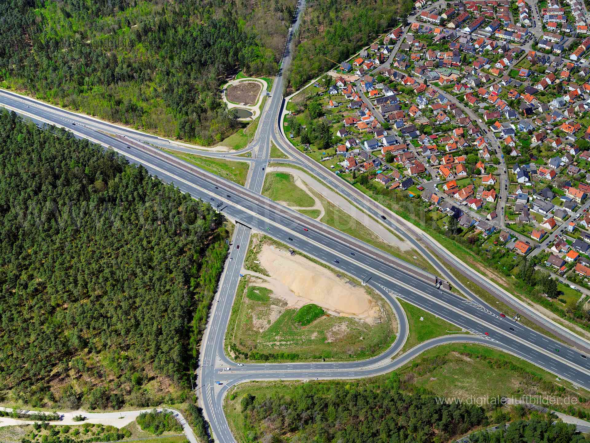 Titel: Autobahn A6 Nürnberg-Langwasser, Bildnummer: f424440, Ort / Stadt: Nürnberg, (Land)Kreis: kreisfreie Stadt Nürnberg, Regierungsbezirk: Mittelfranken, Bundesland: Bayern, Aufnahmedatum: 09.05.2021, Schlagwörter: Luftbild, Luftbilder, Luftbildfotografie, Luftaufnahme, Luftbildaufnahme, Luftfoto, Vogelperspektive, Vogelansicht, Deutschland, Schräg- und Senkrecht-Luftaufnahmen, Orthofotografie, Autobahn A6, Nürnberg-Langwasser, Streubuck, Moorenbrunn, Monat: Mai, Jahreszeit: Sommer, Tageszeit