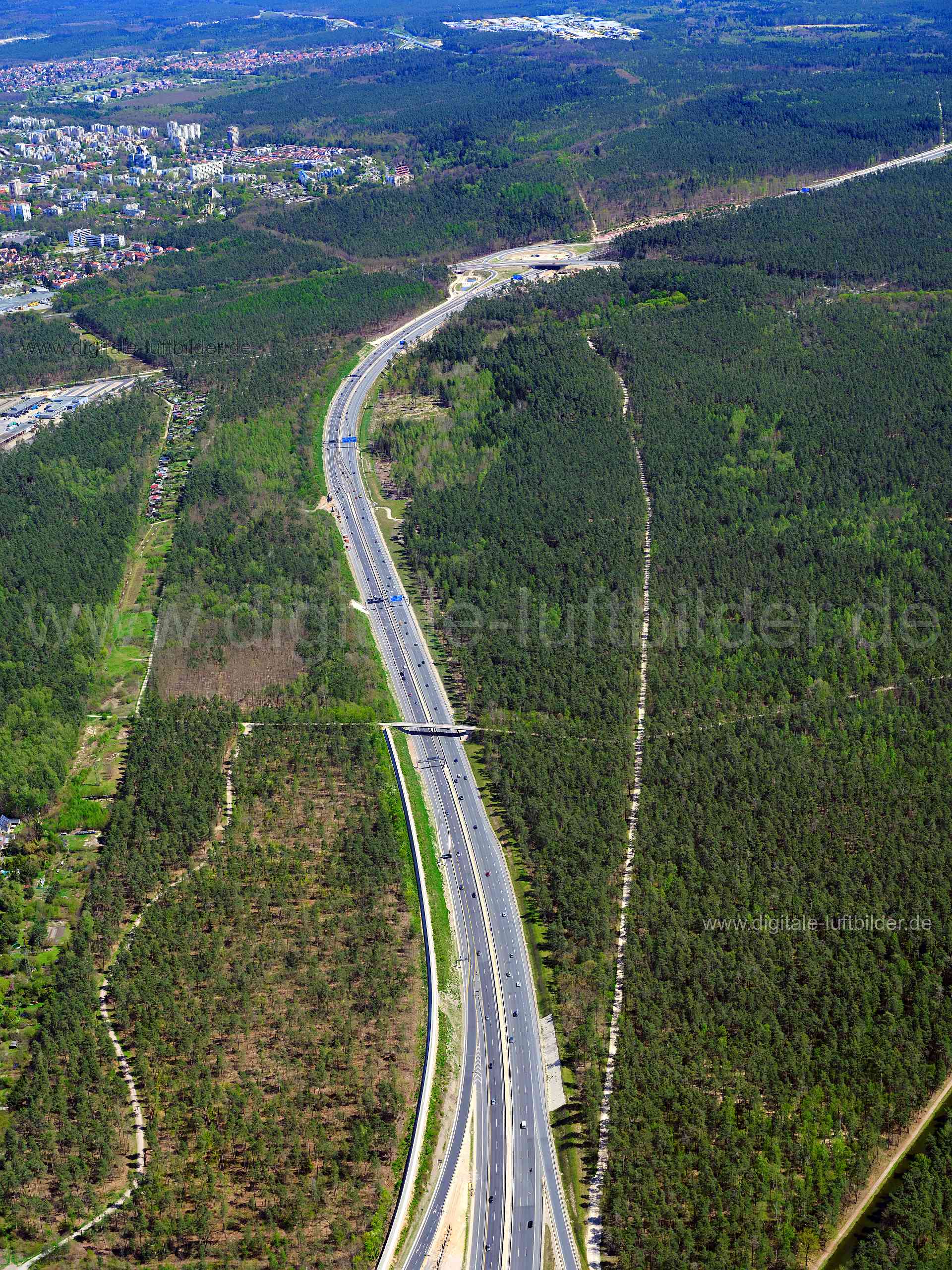 Titel: Autobahn A73, Bildnummer: f425560, Ort / Stadt: Nürnberg, (Land)Kreis: kreisfreie Stadt Nürnberg, Regierungsbezirk: Mittelfranken, Bundesland: Bayern, Aufnahmedatum: 09.05.2021, Schlagwörter: Luftbild, Luftbilder, Luftbildfotografie, Luftaufnahme, Luftbildaufnahme, Luftfoto, Vogelperspektive, Vogelansicht, Deutschland, Schräg- und Senkrecht-Luftaufnahmen, Orthofotografie, Autobahn A73, BAB 73, Autobahn, Panorama, Zollhaus, Monat: Mai, Jahreszeit: Sommer, Tageszeit: Mittag / Nachmittag, Ja