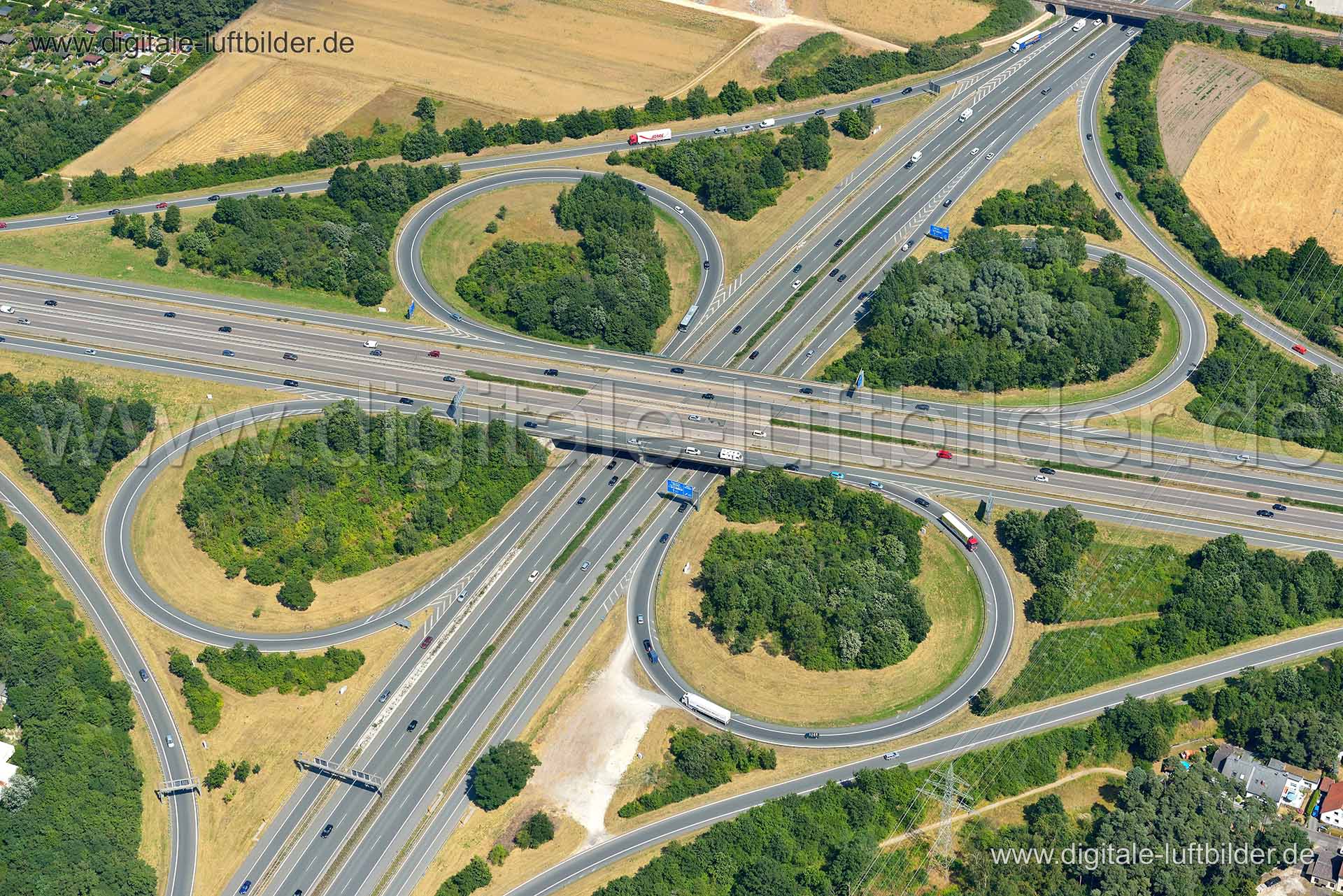 Titel: Autobahnkreuz A3 / A73, Bildnummer: n056360, Ort / Stadt: Nürnberg, (Land)Kreis: kreisfreie Stadt Nürnberg, Regierungsbezirk: Mittelfranken, Bundesland: Bayern, Aufnahmedatum: 19.07.2013, Schlagwörter: Luftbild, Luftbilder, Luftbildfotografie, Luftaufnahme, Luftbildaufnahme, Luftfoto, Vogelperspektive, Vogelansicht, Deutschland, Schräg- und Senkrecht-Luftaufnahmen, Orthofotografie, Autobahnkreuz, Kleeblatt, Autobahn, Straße, Verkehr, Architektur, Autobahnkreuz A3 / A73, Autobahn A3, Autob