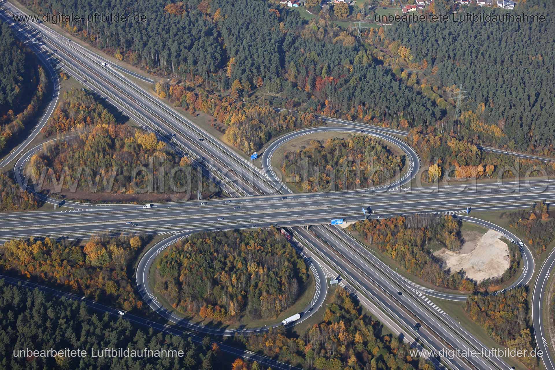 Titel: Autobahnkreuz A6 / A3, Bildnummer: c171200, Ort / Stadt: Nürnberg, (Land)Kreis: kreisfreie Stadt Nürnberg, Regierungsbezirk: Mittelfranken, Bundesland: Bayern, Aufnahmedatum: 31.10.2015, Schlagwörter: Luftbild, Luftbilder, Luftbildfotografie, Luftaufnahme, Luftbildaufnahme, Luftfoto, Vogelperspektive, Vogelansicht, Deutschland, Schräg- und Senkrecht-Luftaufnahmen, Orthofotografie, Autobahnkreuz, Autobahn, Kreuz Altdorf, Autobahn A6, Autobahn A3, Kleeblatt, Autobahnkreuz A6 / A3, Monat: Ok