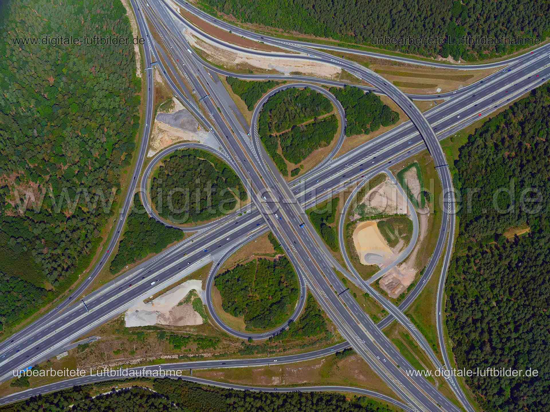 Titel: Autobahnkreuz A6 / A73, Bildnummer: f380950, Ort / Stadt: Nürnberg, (Land)Kreis: kreisfreie Stadt Nürnberg, Regierungsbezirk: Mittelfranken, Bundesland: Bayern, Aufnahmedatum: 01.08.2020, Schlagwörter: Luftbild, Luftbilder, Luftbildfotografie, Luftaufnahme, Luftbildaufnahme, Luftfoto, Vogelperspektive, Vogelansicht, Deutschland, Schräg- und Senkrecht-Luftaufnahmen, Orthofotografie, Autobahnkreuz A6 / A73, Autobahn, Kleeblatt, Bundesautobahn, Straße, Verkehr, Kreuz Nürnberg-Süd, Monat: Aug