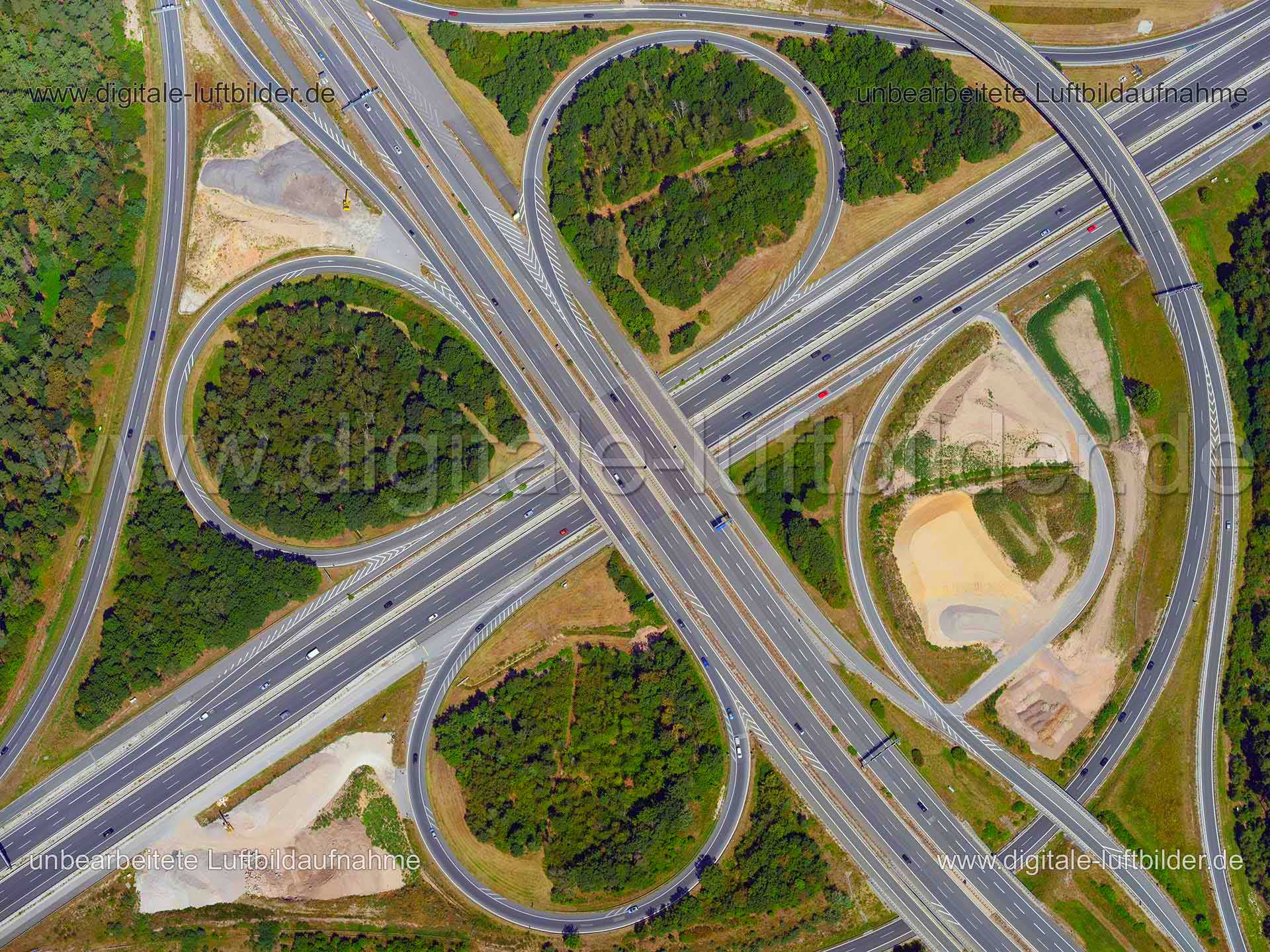 Titel: Autobahnkreuz A6 / A73, Bildnummer: f381050, Ort / Stadt: Nürnberg, (Land)Kreis: kreisfreie Stadt Nürnberg, Regierungsbezirk: Mittelfranken, Bundesland: Bayern, Aufnahmedatum: 01.08.2020, Schlagwörter: Luftbild, Luftbilder, Luftbildfotografie, Luftaufnahme, Luftbildaufnahme, Luftfoto, Vogelperspektive, Vogelansicht, Deutschland, Schräg- und Senkrecht-Luftaufnahmen, Orthofotografie, Autobahnkreuz A6 / A73, Autobahn, Kleeblatt, Bundesautobahn, Straße, Verkehr, Kreuz Nürnberg-Süd, Monat: Aug