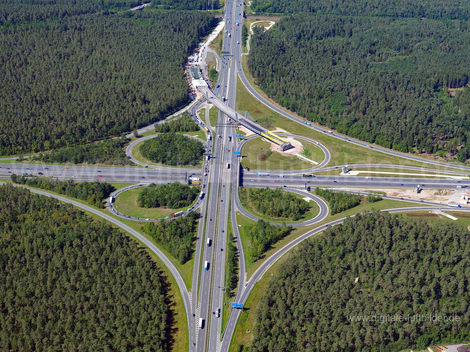 Titel: Autobahnkreuz A6 / A9, Bildnummer: f510220, Ort / Stadt: Nürnberg, (Land)Kreis: kreisfreie Stadt Nürnberg, Regierungsbezirk: Mittelfranken, Bundesland: Bayern, Aufnahmedatum: 11.08.2023, Schlagwörter: Deutschland, , Autobahnkreuz A6 / A9, Autobahn, Autobahnkreuz, Kleeblatt, BAB6, BAB9, Autobahn A6, Autobahn A9, Baustelle, Brückenbau, Brücke, Autobahnbrücke, Kreut Nürnberg Ost, Monat: August, Jahreszeit: Sommer, Tageszeit: Vormittag / Mittag, Jahr: 2023, Flug ID: 20230811, Bildstatus: unbe