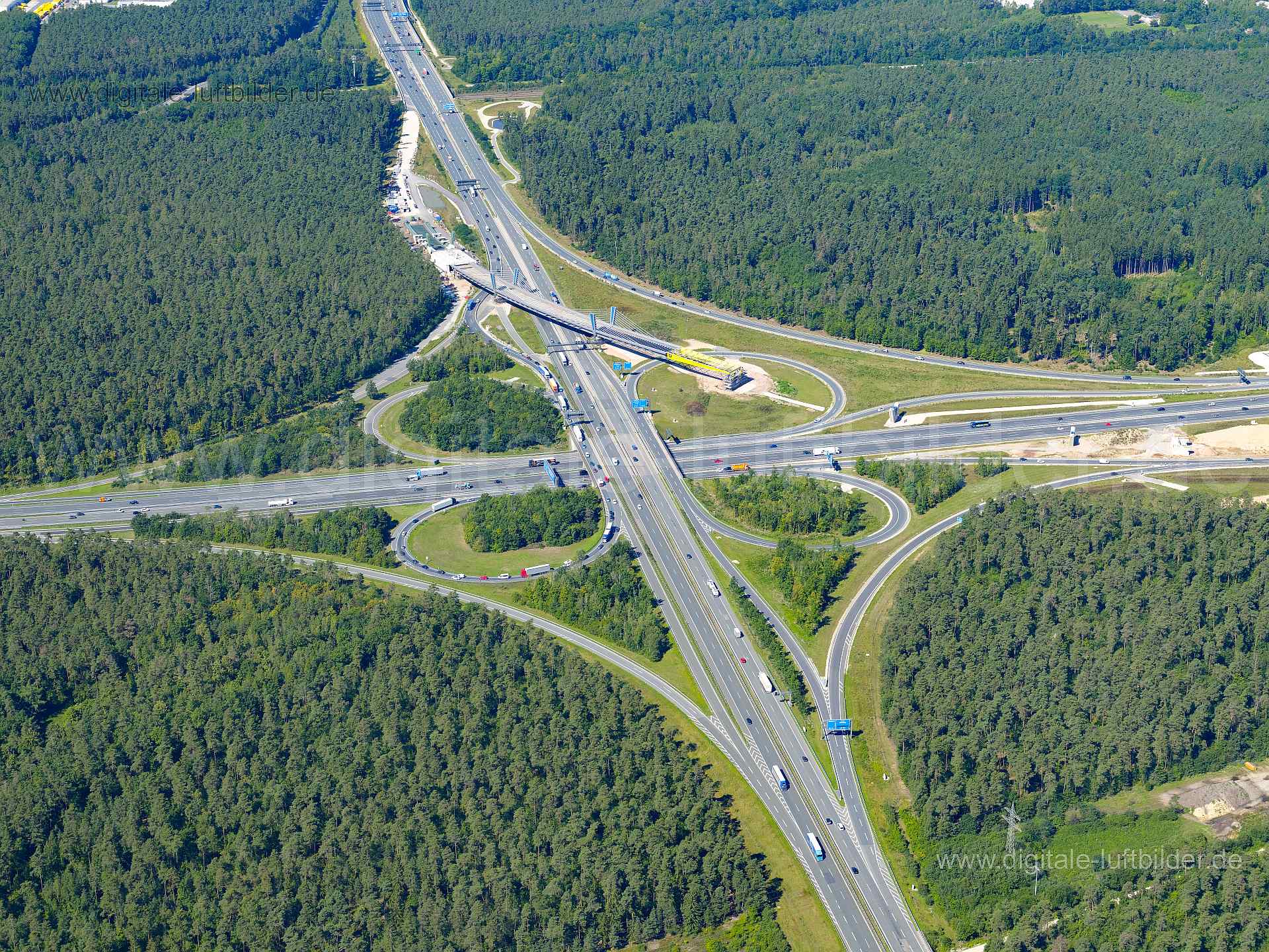 Titel: Autobahnkreuz A6 / A9, Bildnummer: f510230, Ort / Stadt: Nürnberg, (Land)Kreis: kreisfreie Stadt Nürnberg, Regierungsbezirk: Mittelfranken, Bundesland: Bayern, Aufnahmedatum: 11.08.2023, Schlagwörter: Deutschland, , Autobahnkreuz A6 / A9, Autobahn, Autobahnkreuz, Kleeblatt, BAB6, BAB9, Autobahn A6, Autobahn A9, Baustelle, Brückenbau, Brücke, Autobahnbrücke, Kreut Nürnberg Ost, Monat: August, Jahreszeit: Sommer, Tageszeit: Vormittag / Mittag, Jahr: 2023, Flug ID: 20230811, Bildstatus: unbe