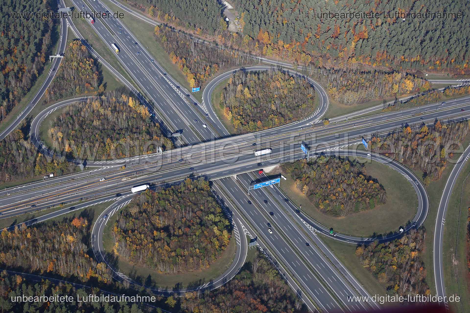 Titel: Autobahnkreuz Nürnberg-Ost (A6), Bildnummer: c171260, Ort / Stadt: Nürnberg, (Land)Kreis: kreisfreie Stadt Nürnberg, Regierungsbezirk: Mittelfranken, Bundesland: Bayern, Aufnahmedatum: 31.10.2015, Schlagwörter: Luftbild, Luftbilder, Luftbildfotografie, Luftaufnahme, Luftbildaufnahme, Luftfoto, Vogelperspektive, Vogelansicht, Deutschland, Schräg- und Senkrecht-Luftaufnahmen, Orthofotografie, Autobahnkreuz, Kreuz Nürnberg-Ost, Autobahn A6, Autobahn A9, Bundesautobahn, BAB, Kleeblatt, Autoba