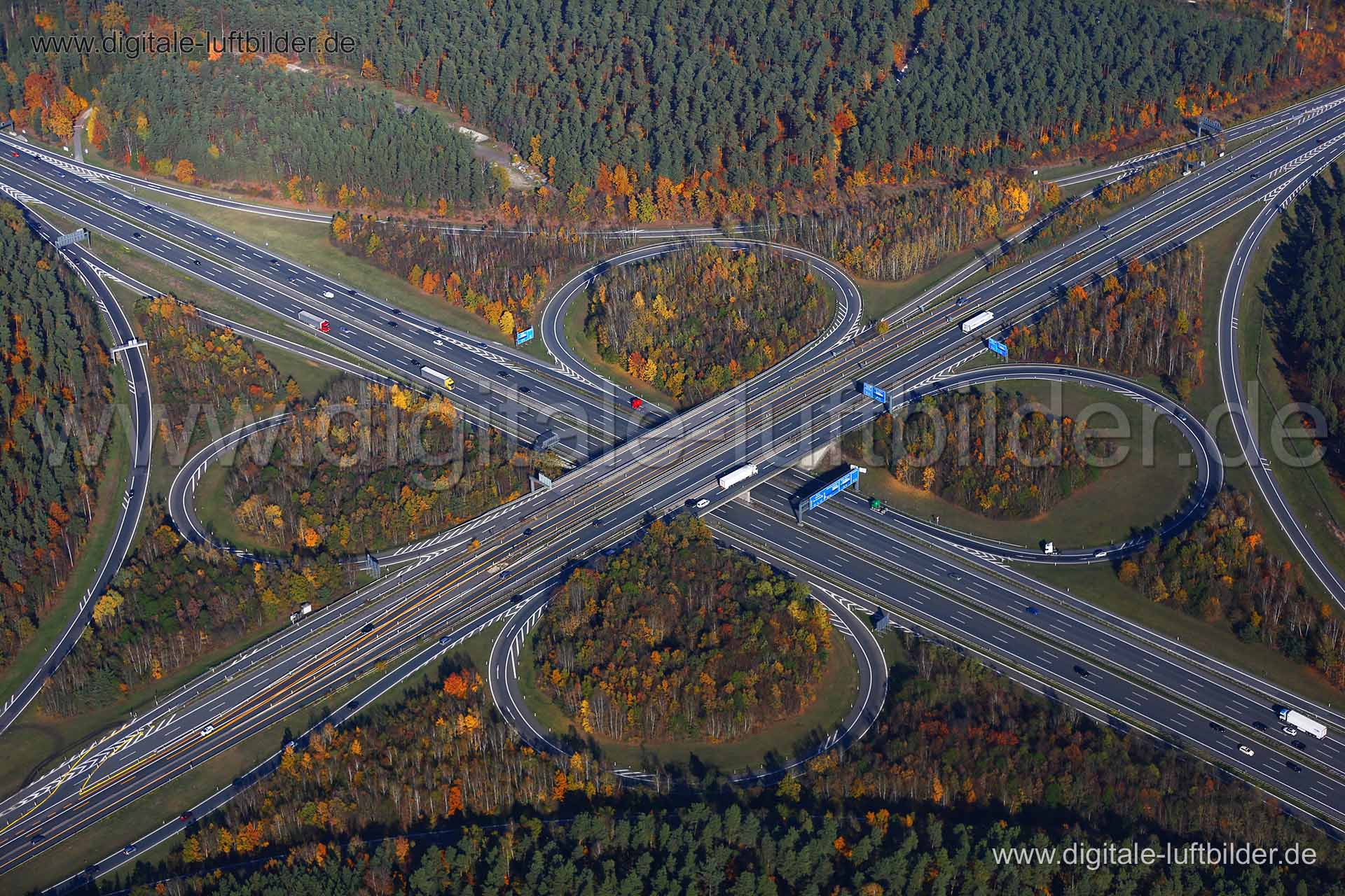 Titel: Autobahnkreuz Nürnberg-Ost (A6), Bildnummer: c171270, Ort / Stadt: Nürnberg, (Land)Kreis: kreisfreie Stadt Nürnberg, Regierungsbezirk: Mittelfranken, Bundesland: Bayern, Aufnahmedatum: 31.10.2015, Schlagwörter: Luftbild, Luftbilder, Luftbildfotografie, Luftaufnahme, Luftbildaufnahme, Luftfoto, Vogelperspektive, Vogelansicht, Deutschland, Schräg- und Senkrecht-Luftaufnahmen, Orthofotografie, Autobahnkreuz, Kreuz Nürnberg-Ost, Autobahn A6, Autobahn A9, Bundesautobahn, BAB, Kleeblatt, Autoba